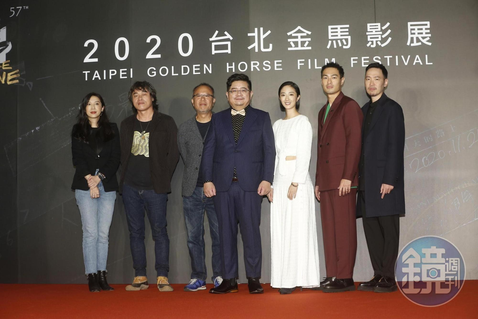演員張少懷（右起）、楊祐寧、桂綸鎂與導演張耀升、監製鍾孟宏、美術指導趙思豪、造型設計許力文出席金馬影展開幕放映。（本刊資料照片）