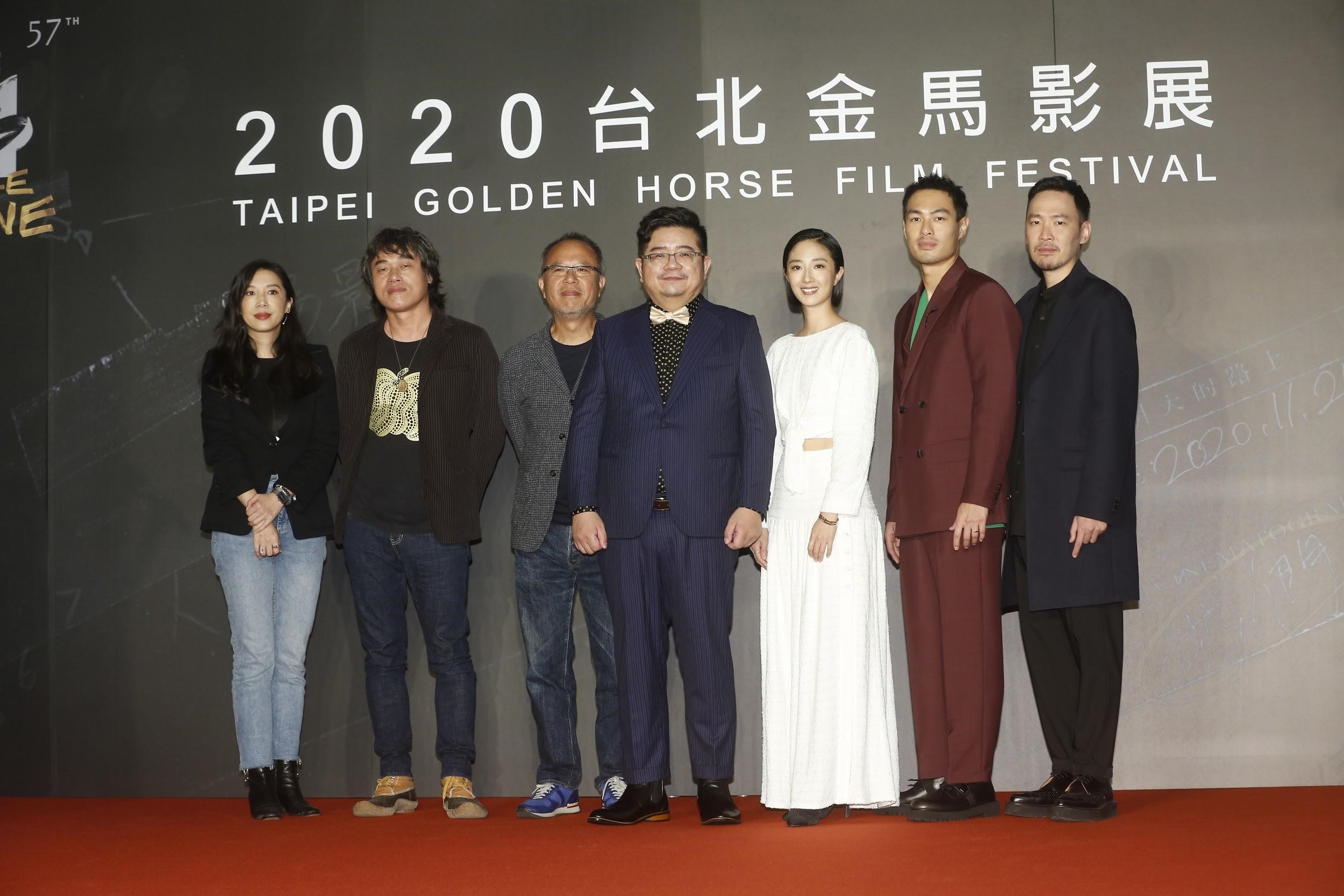 演員張少懷(右起)、楊祐寧、桂綸鎂與導演張耀升、監製鍾孟宏、美術指導趙思豪、造型設計許力文出席金馬影展開幕放映。(本刊資料照片)