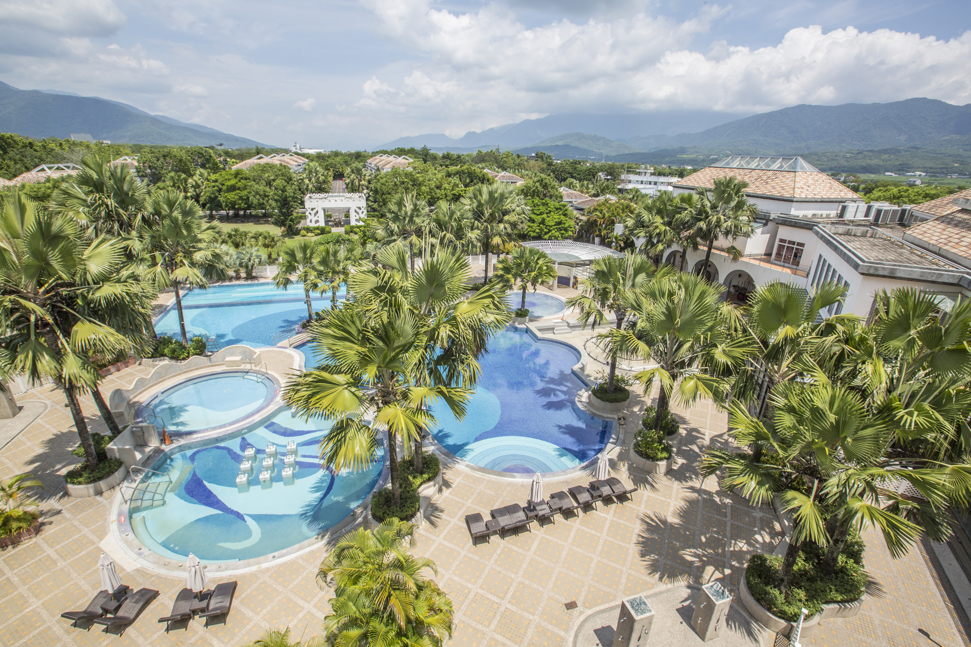 位於台東池上的日暉國際渡假村佔地4.2公頃，分為Hotel區與Villa區，海灣造景的泳池種植許多棕櫚樹，營造南洋風情。