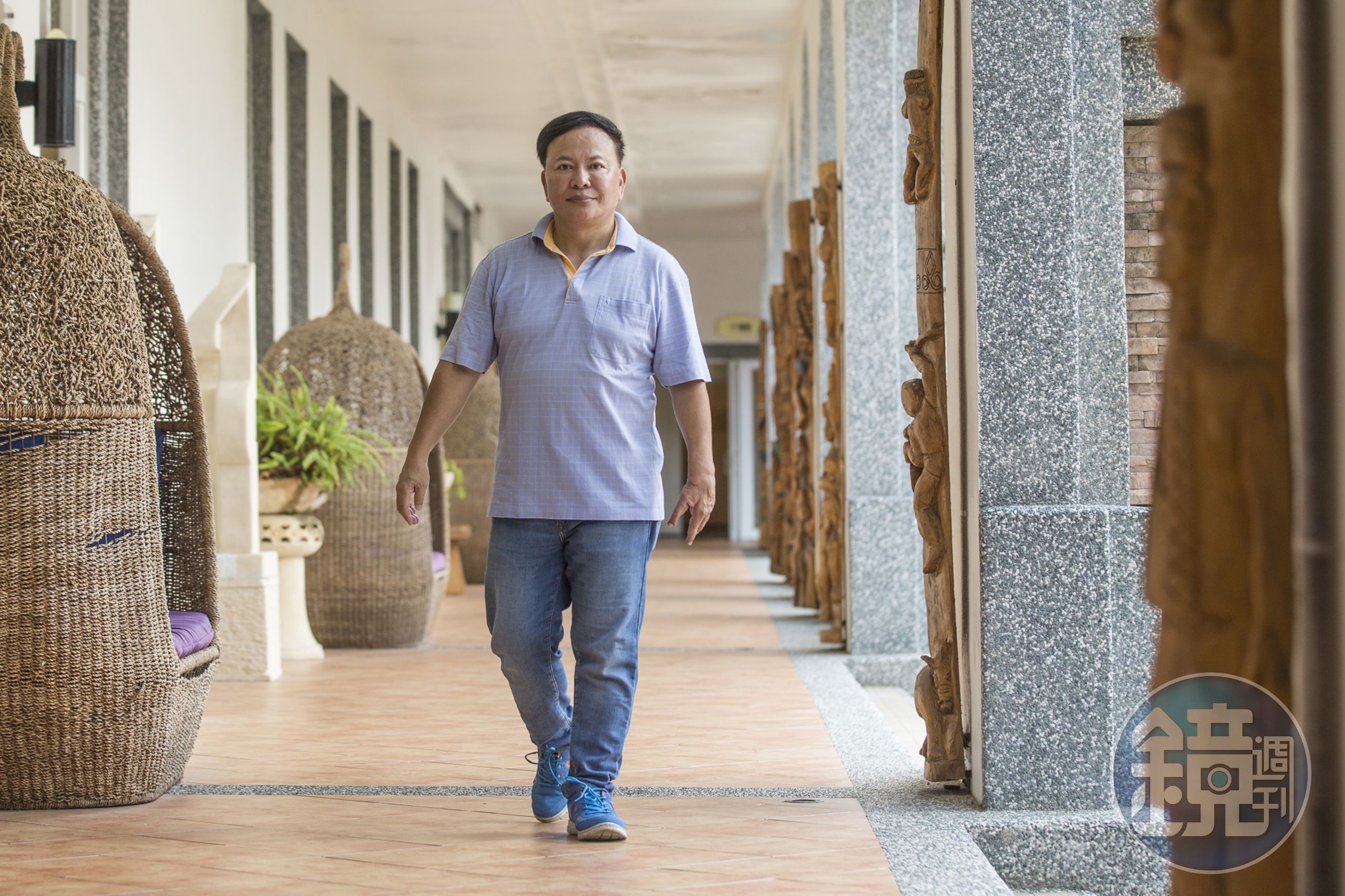 鄭越才從小在劇團長大，當過武打演員、記者等，憑著精準眼光與不怕死的精神，奮鬥成為飯店大亨。