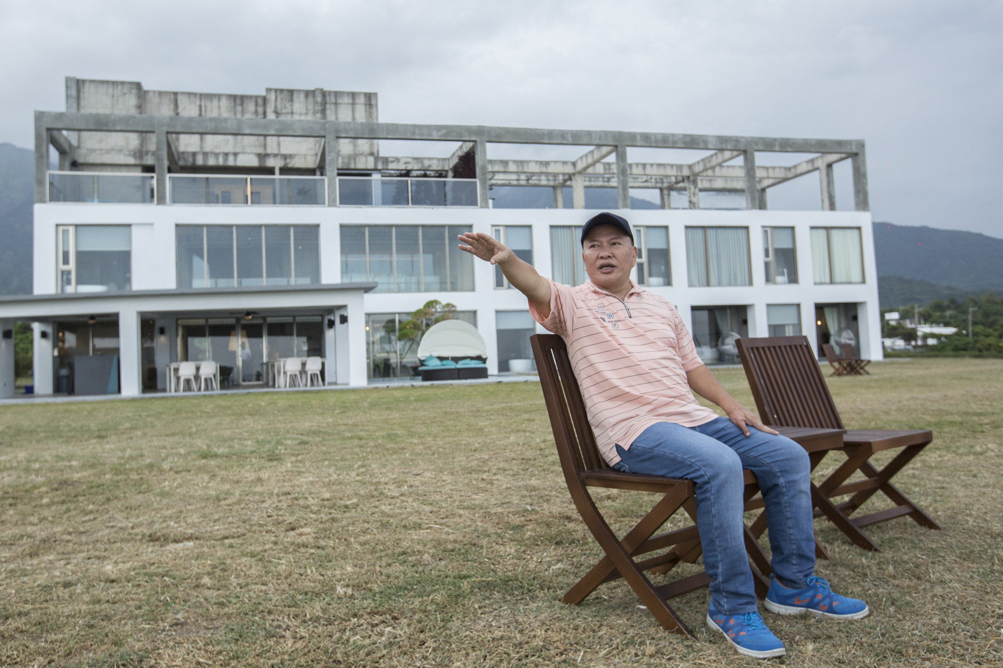 年初疫情爆發，鄭越才立刻結束台北站前的酒店，將資金投注在長濱的民宿「MEZI沐HOUSE」。