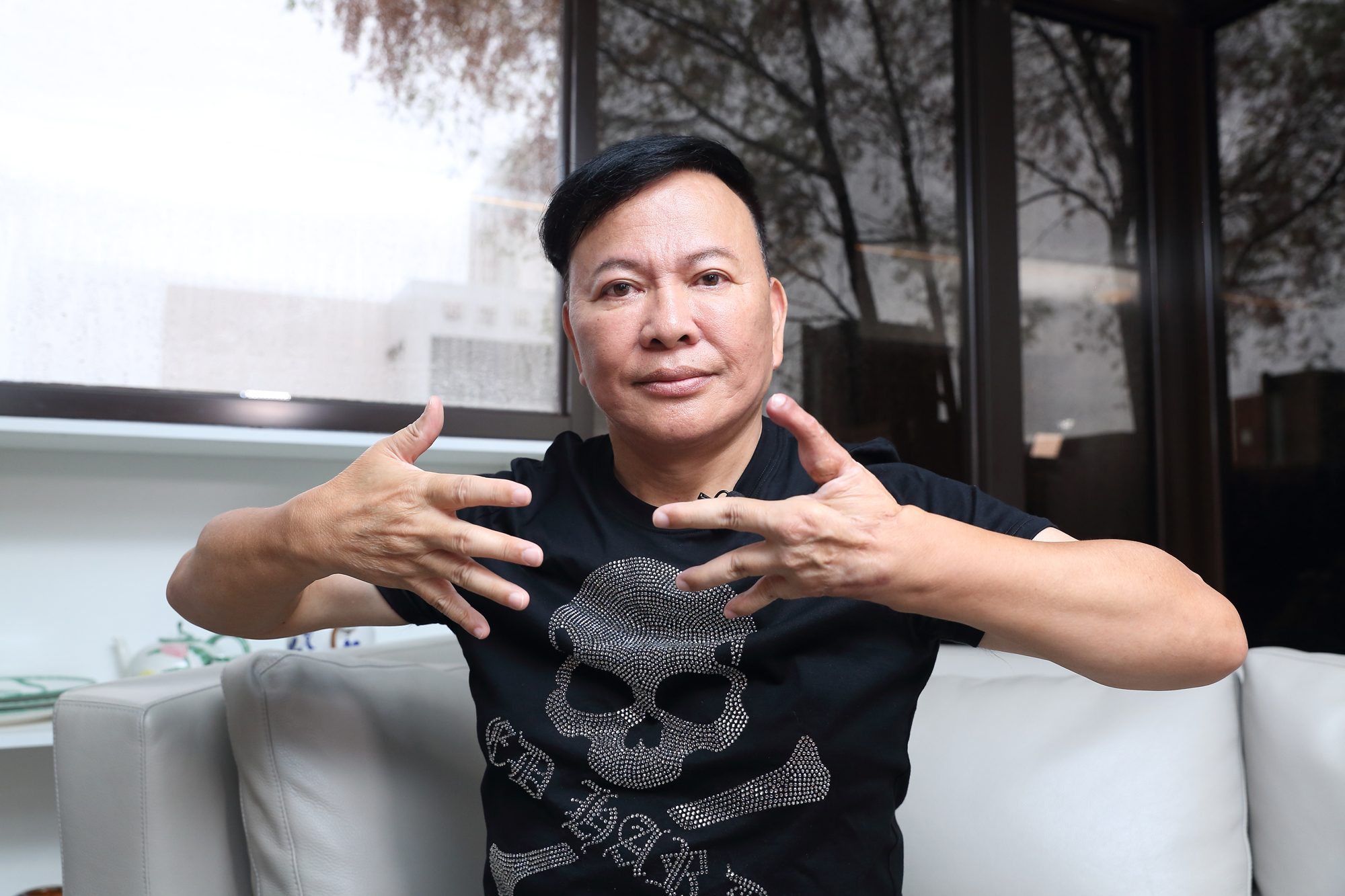 鄭越才國小畢業就因工傷腳斷左手2根指頭，幾年前動手術將腳指移植至手上，成為9指董事長。