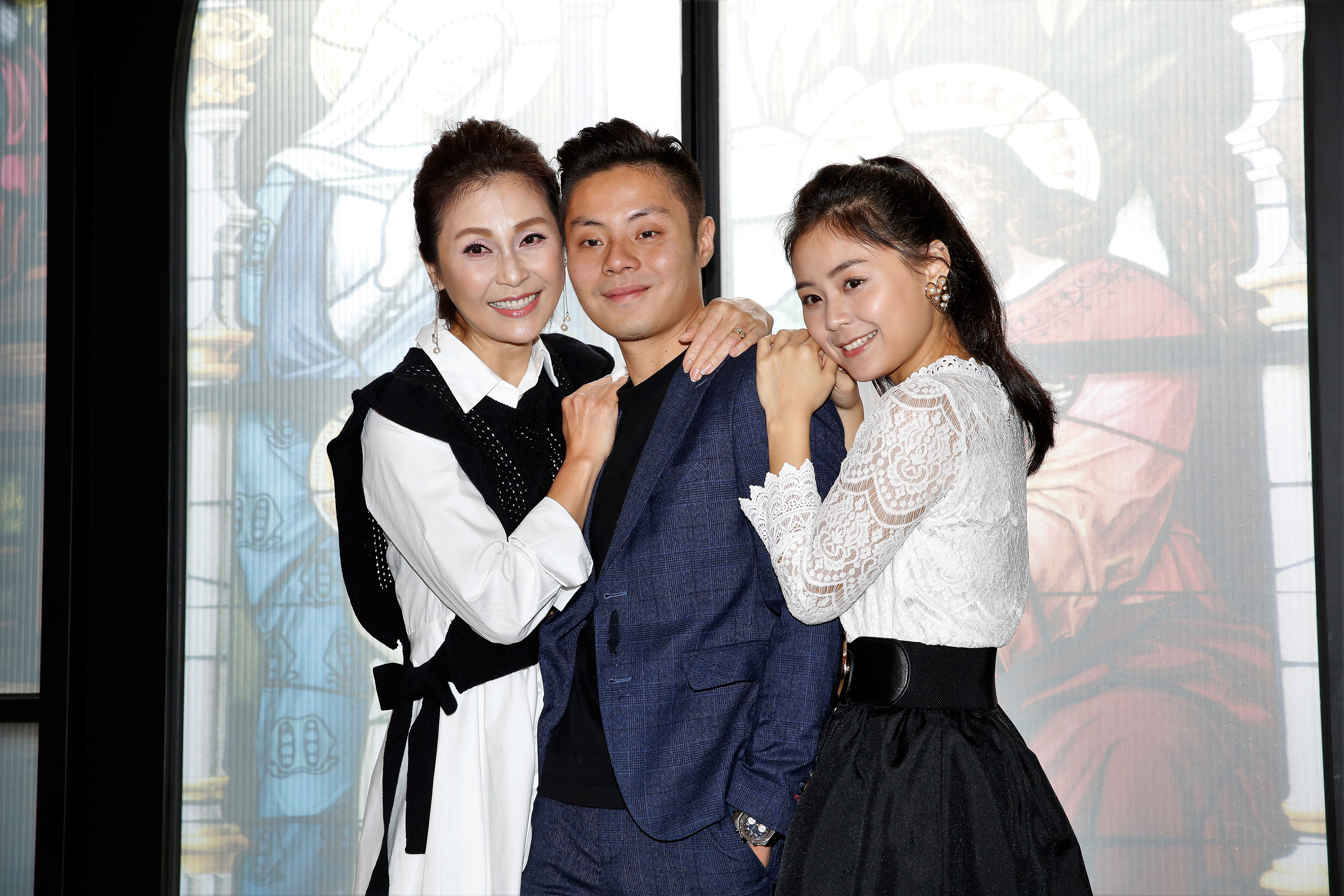 梁佑南(左)兒子方璿(中)開新餐廳,她帶著女兒方琦出席記者會力挺。