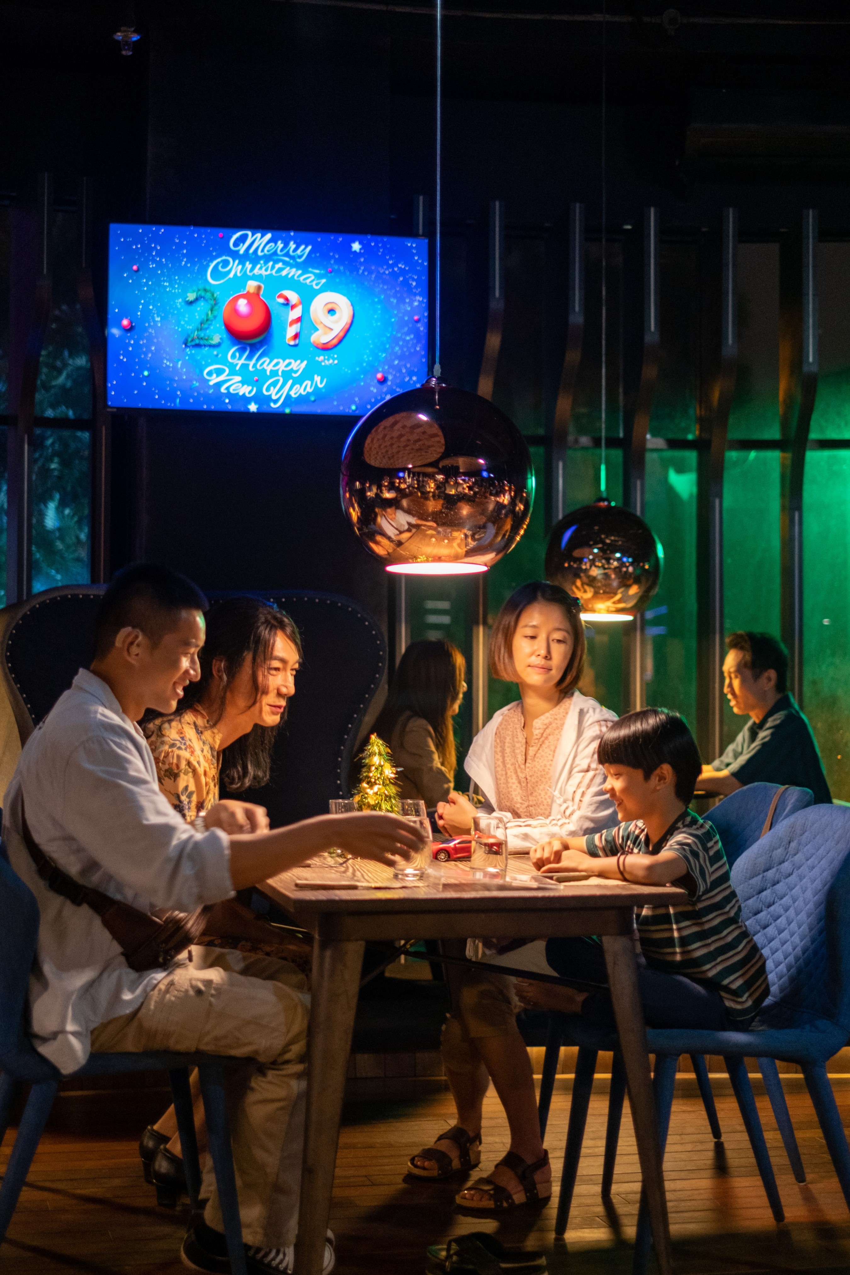 電影其中，李李仁、林心如4人一起逛家具店，想像未來的「家」。（滿滿額提供）