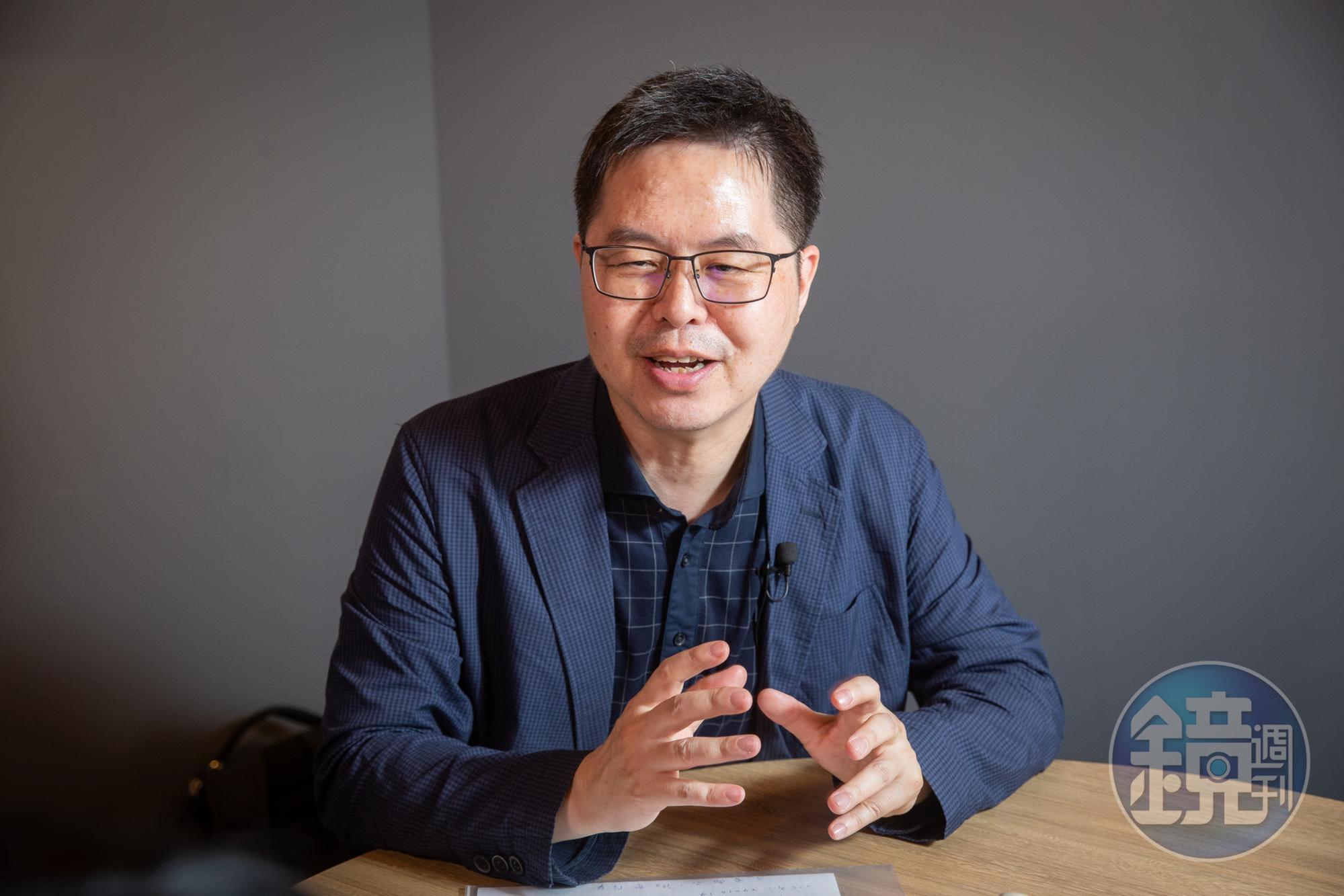 淡江大學風險管理與保險學系副教授郝充仁表示，這幾年迎合退休理財的商品是主流，但民眾對「膨風」商品應有警覺。