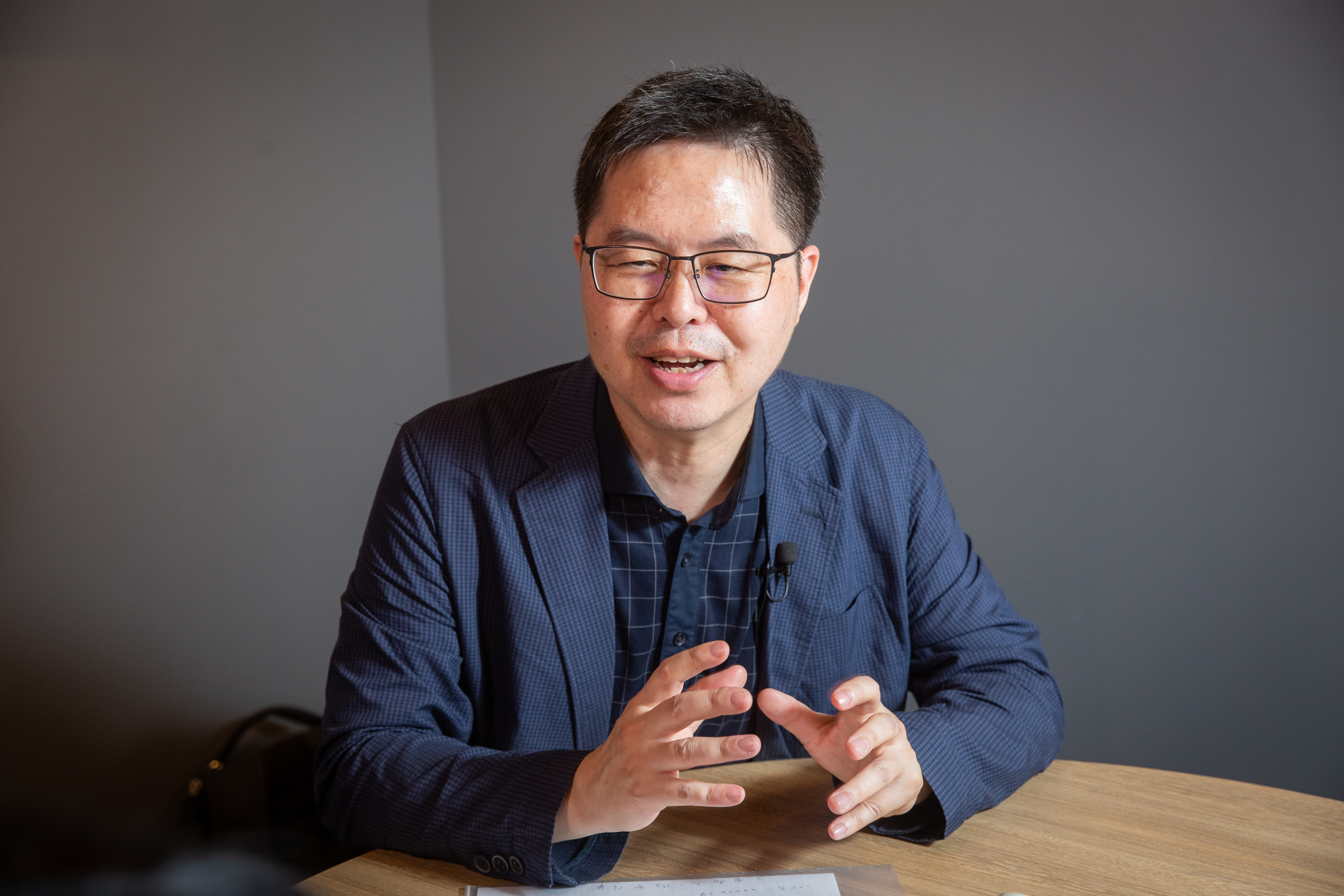 淡江大學風險管理與保險學系副教授郝充仁表示，這幾年迎合退休理財的商品是主流，但民眾對「膨風」商品應有警覺。