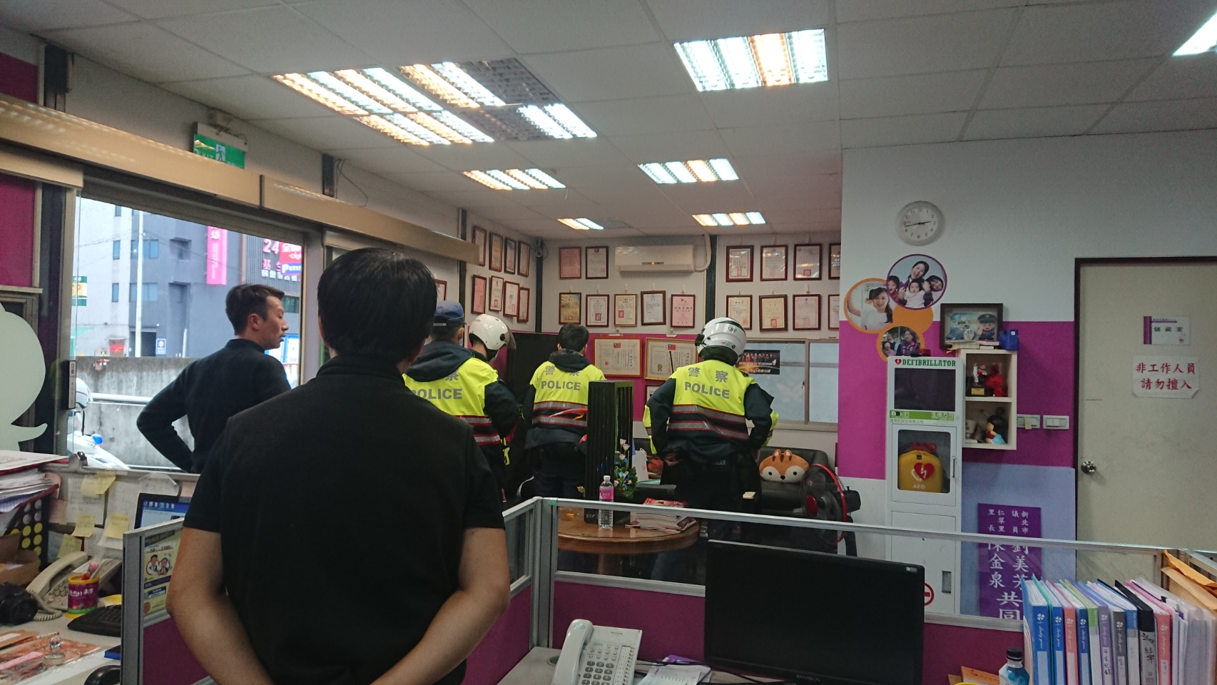 新北市議員劉美芳服務處遭一名男子嗆聲要 「殺光所有人」,助理們趕緊報警處理。(劉美芳服務處提供)