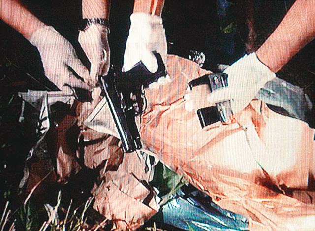 警方在四獸山忠義宮旁的芒果樹下，起出被奪的警槍與子彈。（翻攝畫面）