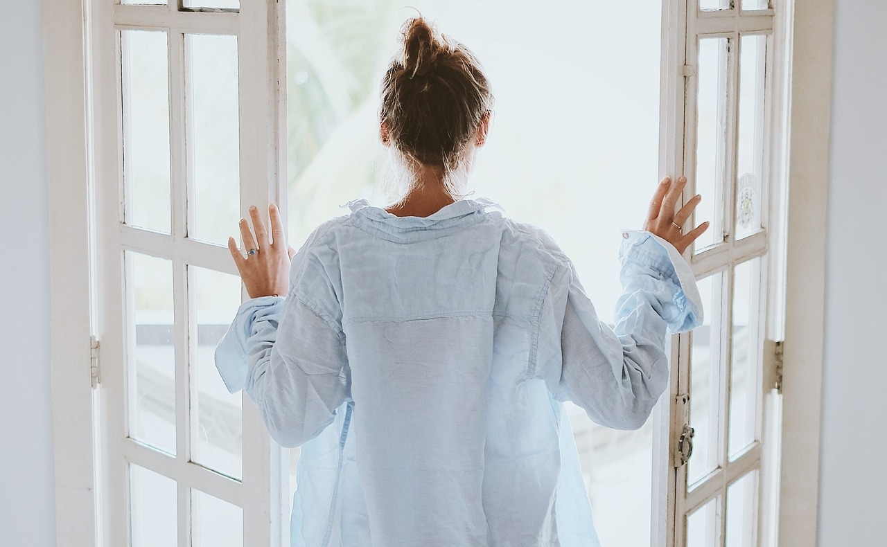 一名女性上班族一覺起來竟失去聽力，卻意外讓救回一條命；示意圖，與當事人無關。（pexels）