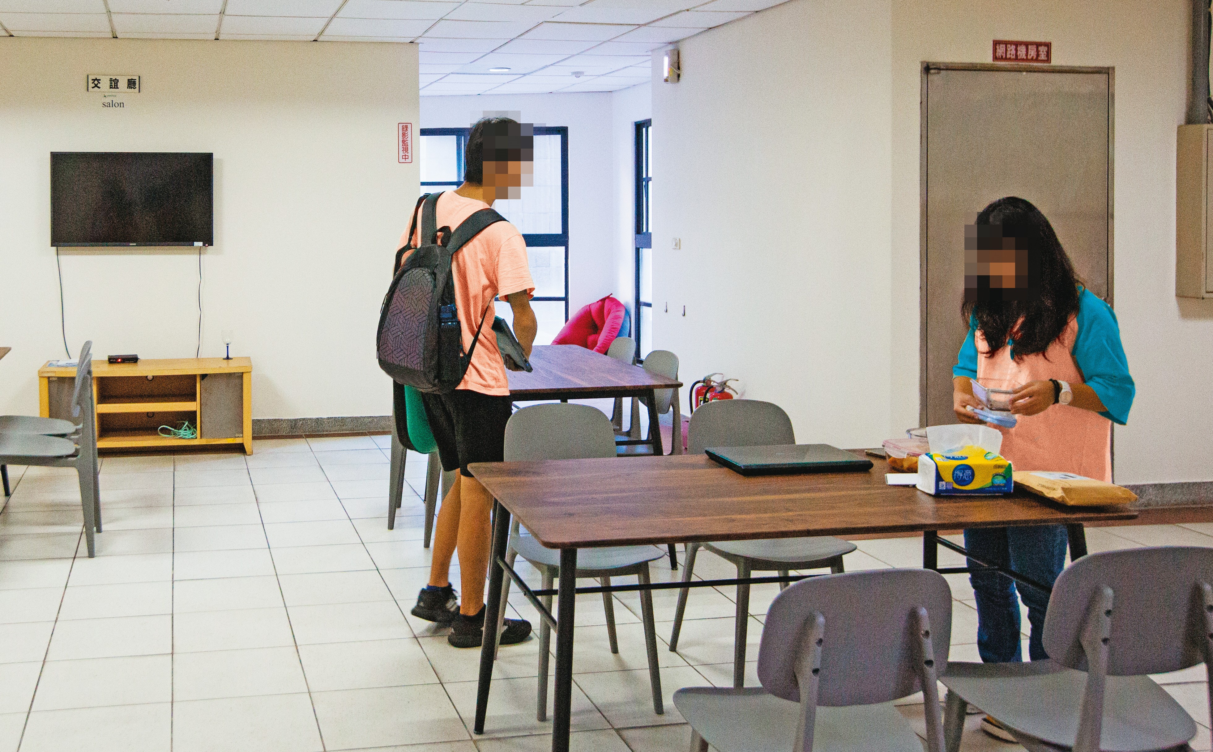 台師大性別友善宿舍樓層內設有公共交誼廳,男女學生可以一起做功課、聊天。(為保護住宿生隱私,服裝經變色處理)
