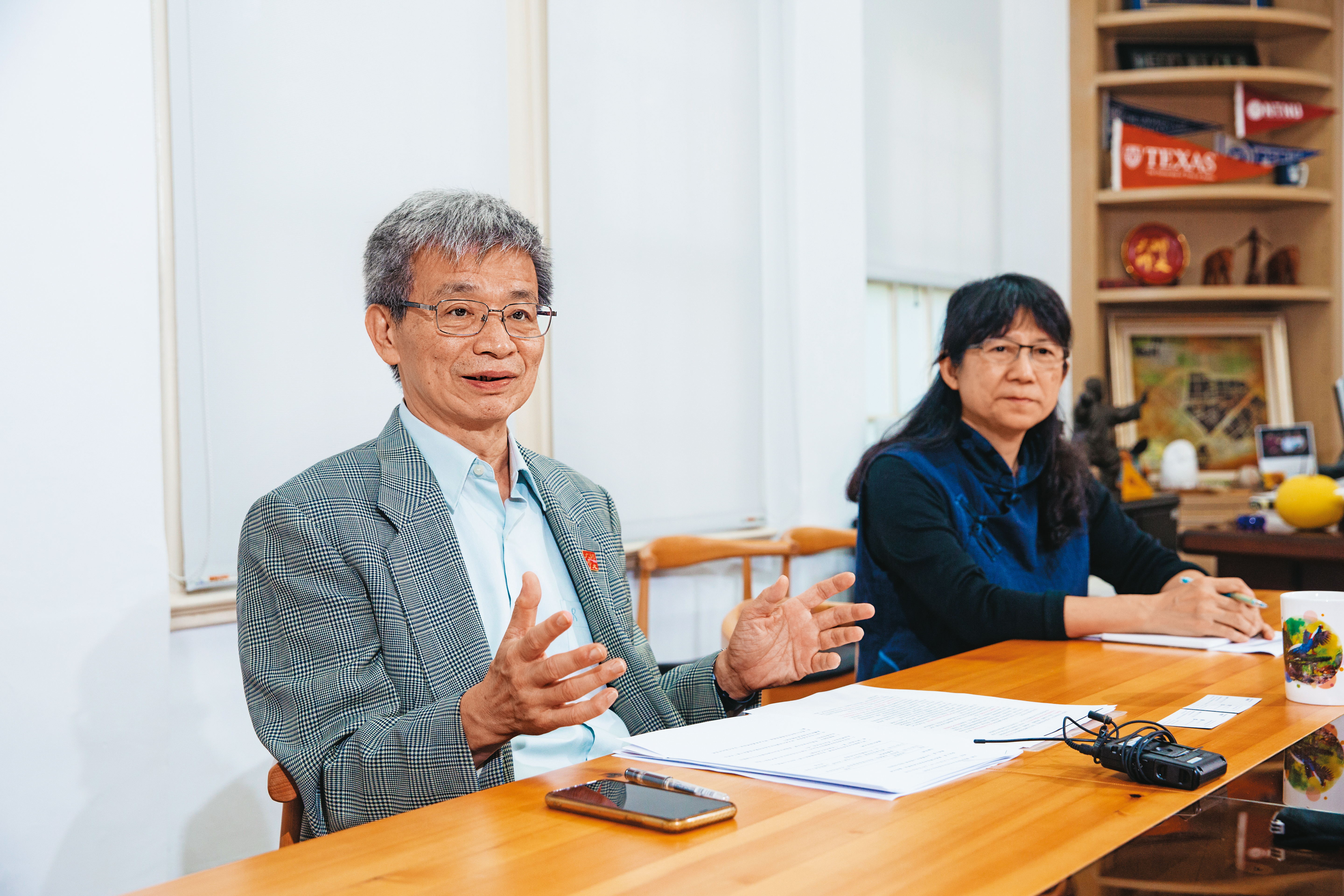 師大校長吳正己(左)、性平會委員黃馨慧透露,推動性別友善宿舍其實與幾年前一起校內性平事件有關。