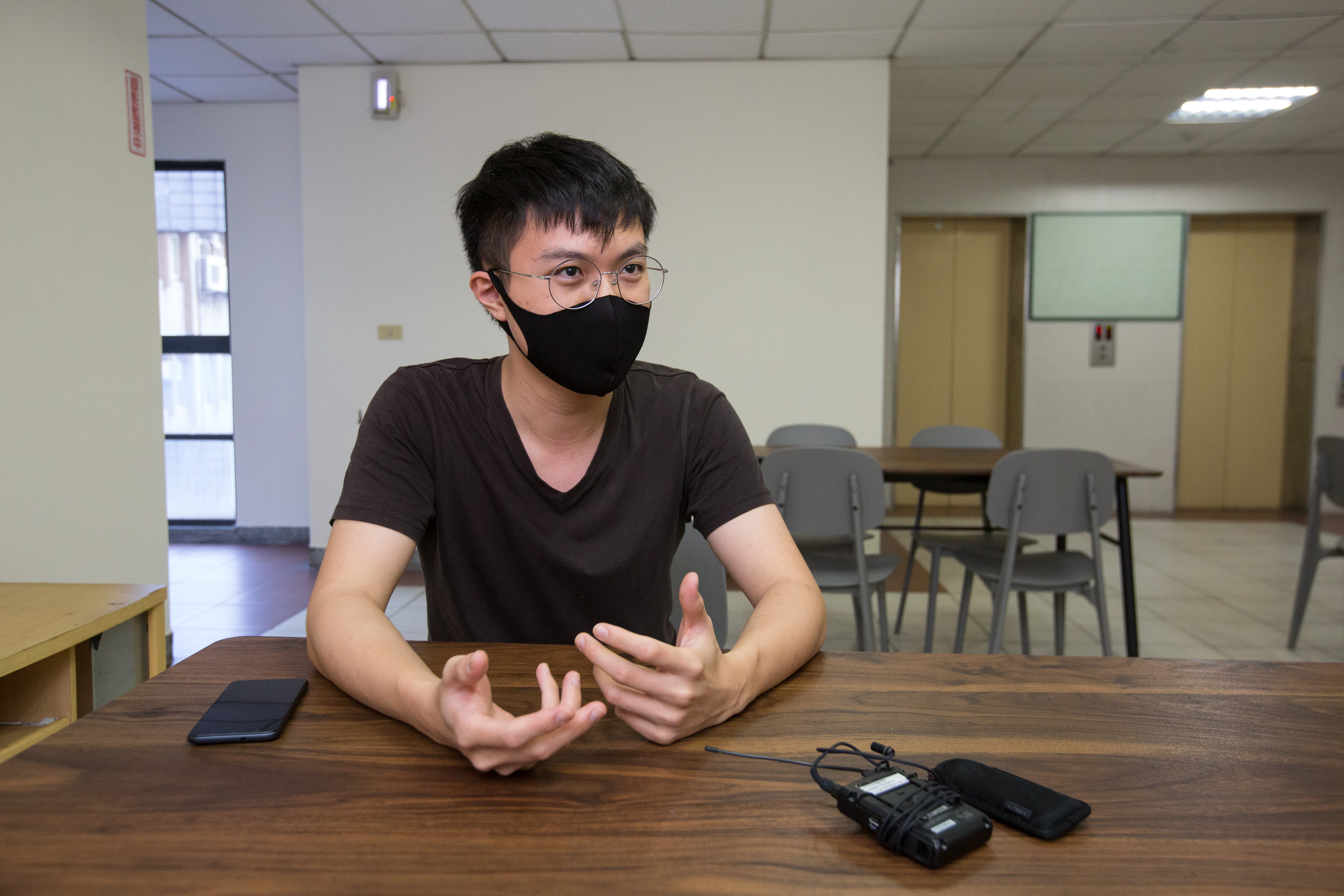 住在性別友善宿舍樓層的師大地理所陳楷旻支持學校作法，但對進一步男女「同房」混宿仍有疑慮。