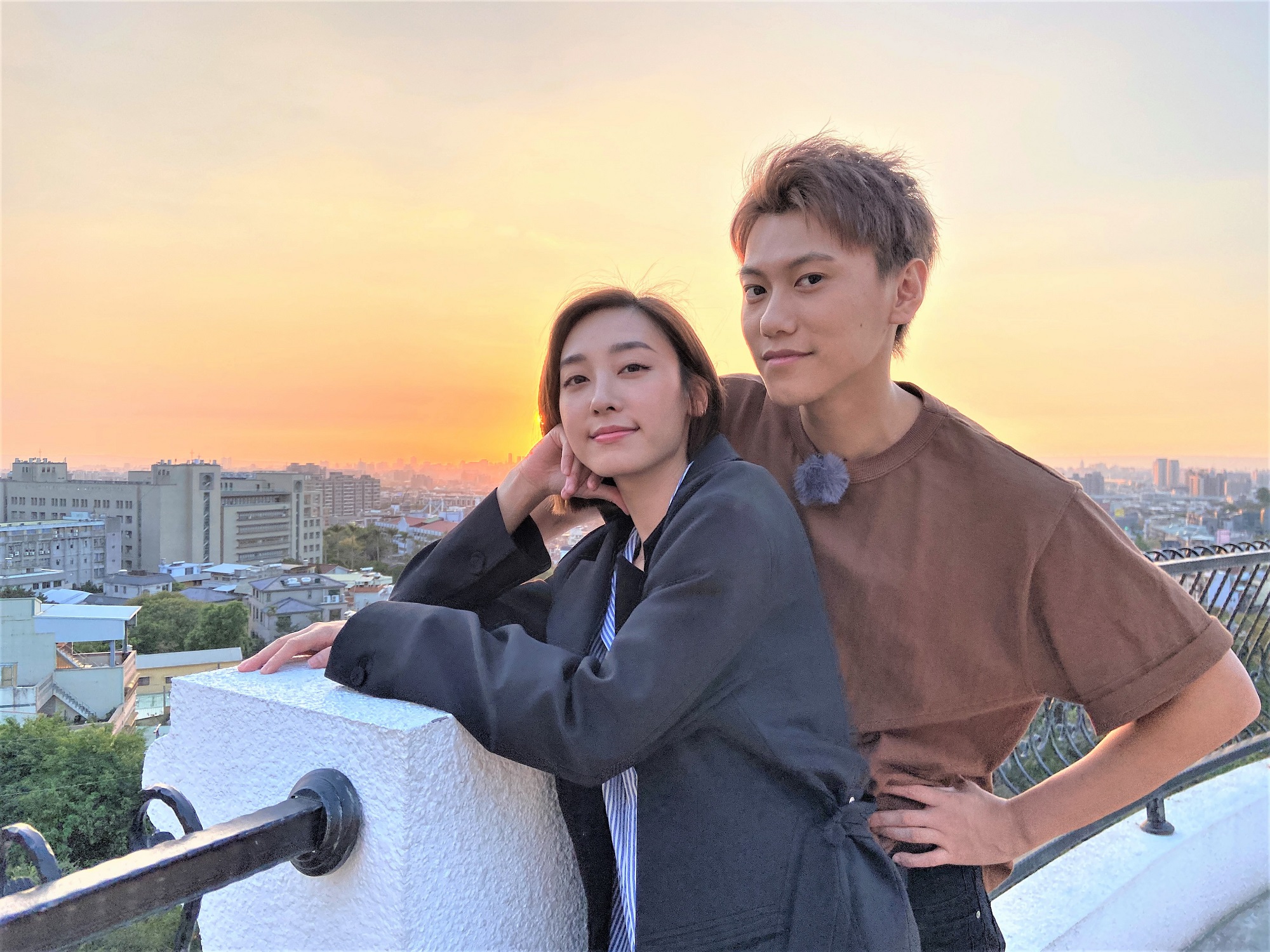 在東森綜合《我們練愛吧》中邱宇辰、席惟倫逗趣互動。（迪克斯娛樂）