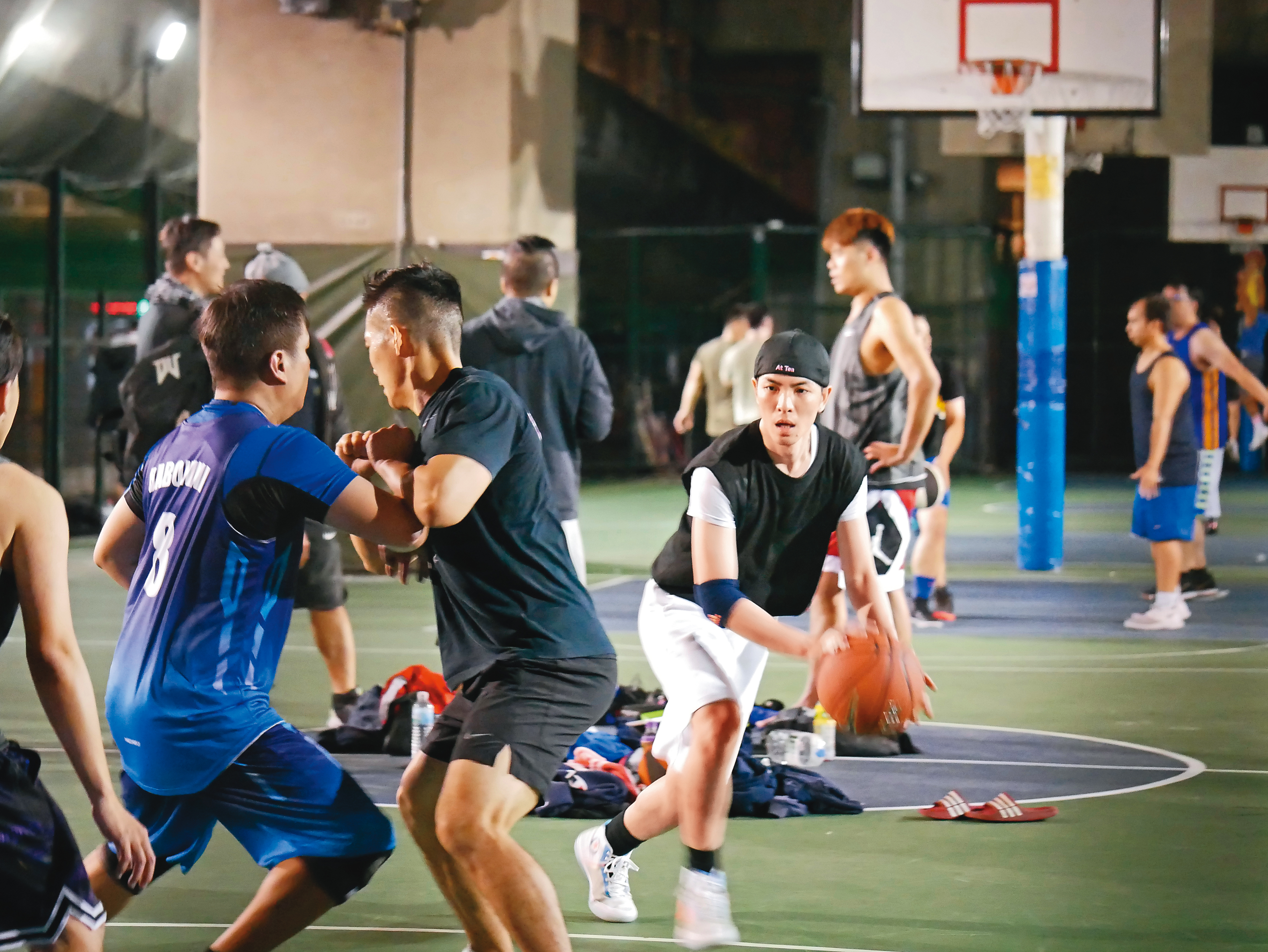 11/30  23：55  近凌晨時分，蕭敬騰還在台北市新生高架橋下和民眾激烈鬥牛。