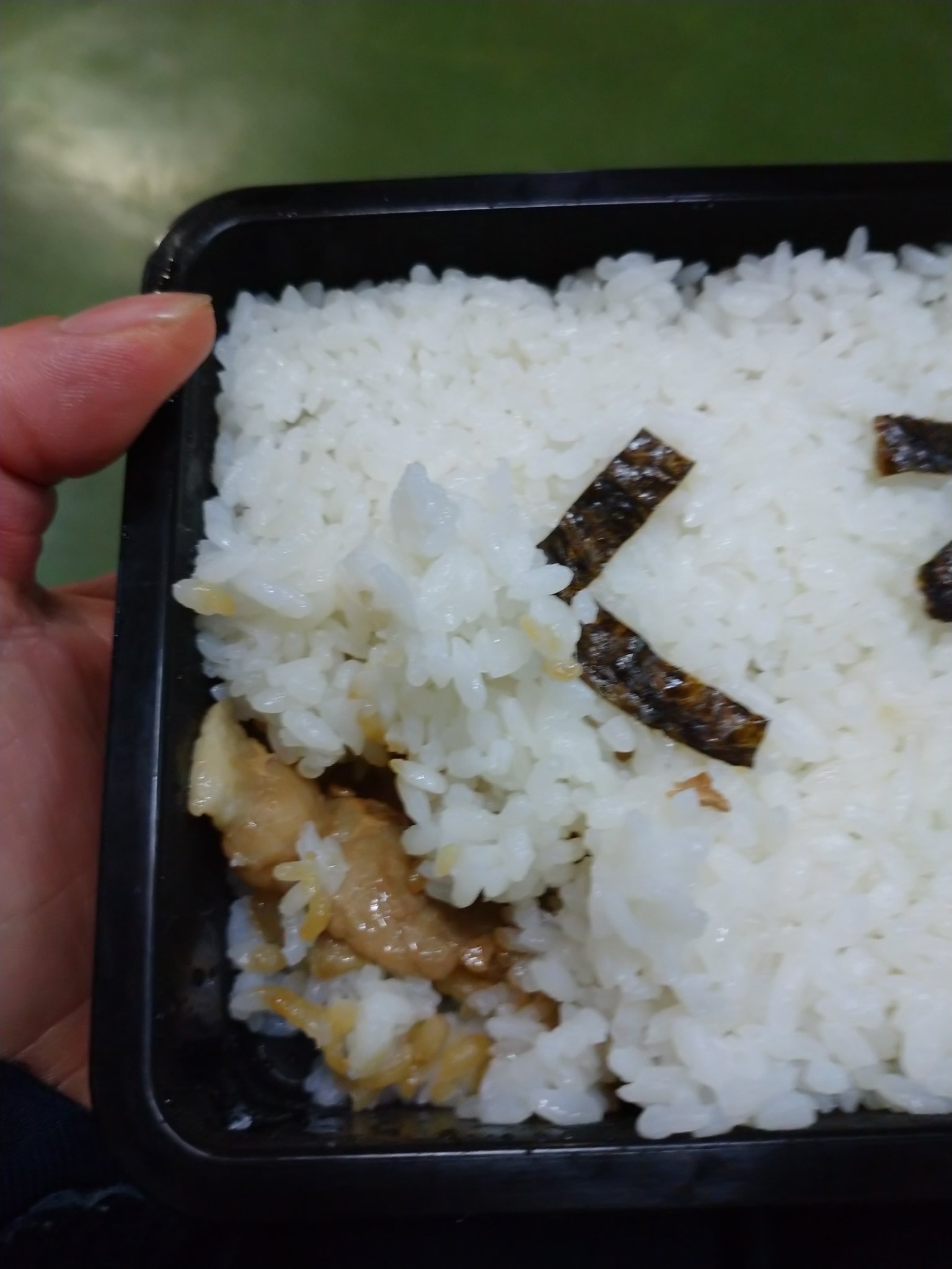 原以為老婆準備的便當是滿滿白飯，人夫後來發現底下藏有驚喜。（翻攝自推特）
