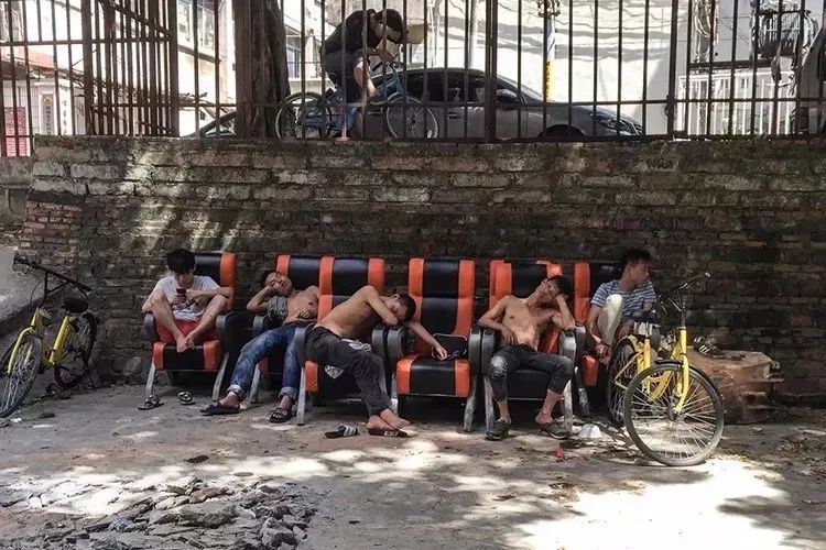 深圳三和市場周遭聚集了許多等待打零工機會的年輕人，被稱為「三和大神」。（翻攝自搜狐網）