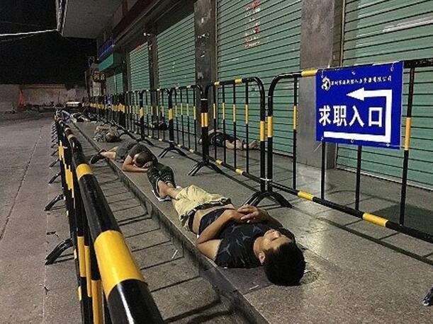 三和大神們靠微薄收入勉強維生，有些人乾脆就睡在街上。（翻攝自搜狐網）