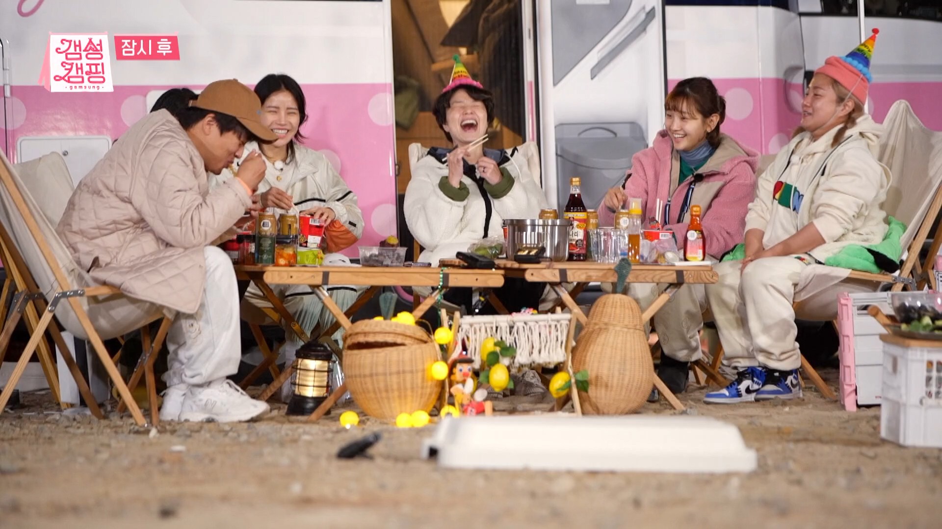 車太鉉（左）作客《感性露營》，與主持群大聊特聊，笑聲不斷。（friDay影音提供）