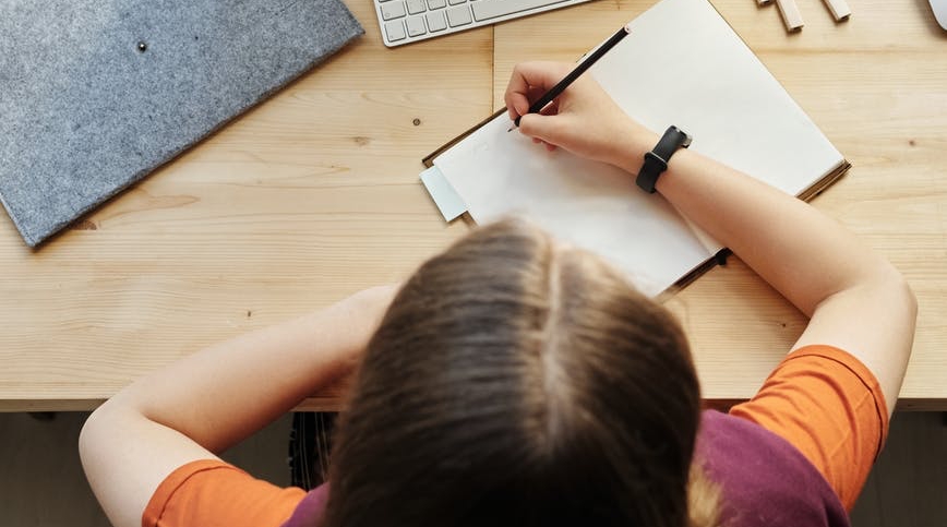 南京大學一位女學生被踢爆邊領貧困補助邊炫富。（圖：PEXELS。示意圖）