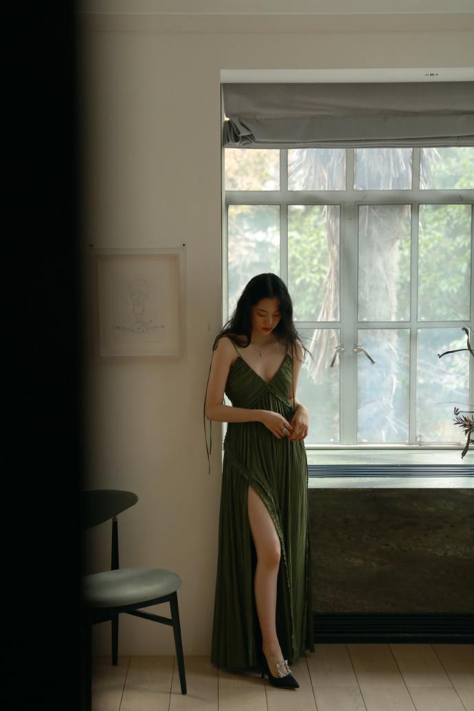 歐陽娜娜出席中國版《GQ》年度人物盛典,高衩禮服讓人驚豔。(翻攝自歐陽娜娜微博)