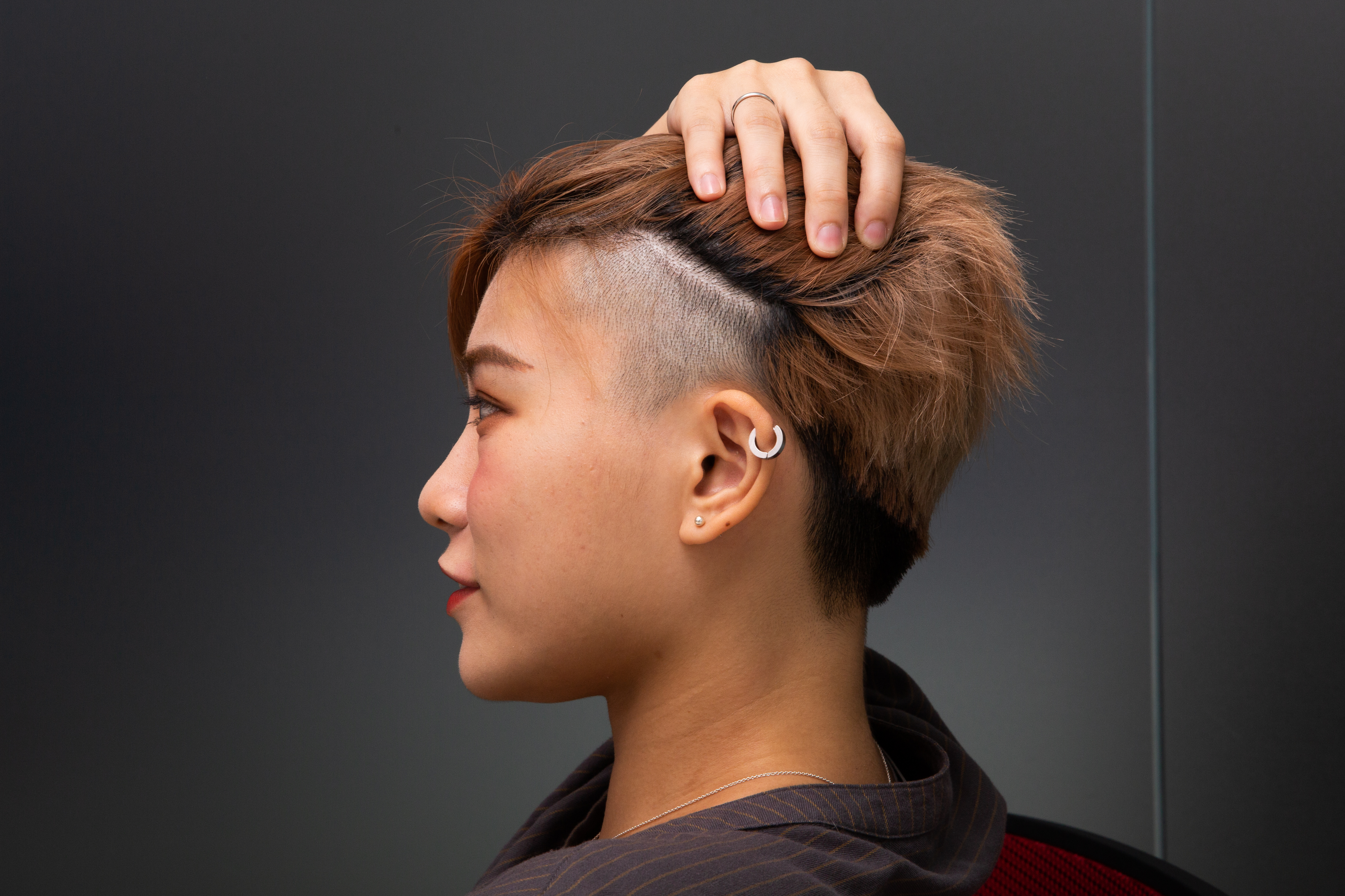 屏東鄉下出生女孩沈芭萘,剃掉半邊頭髮,不想再像立委賴品妤。