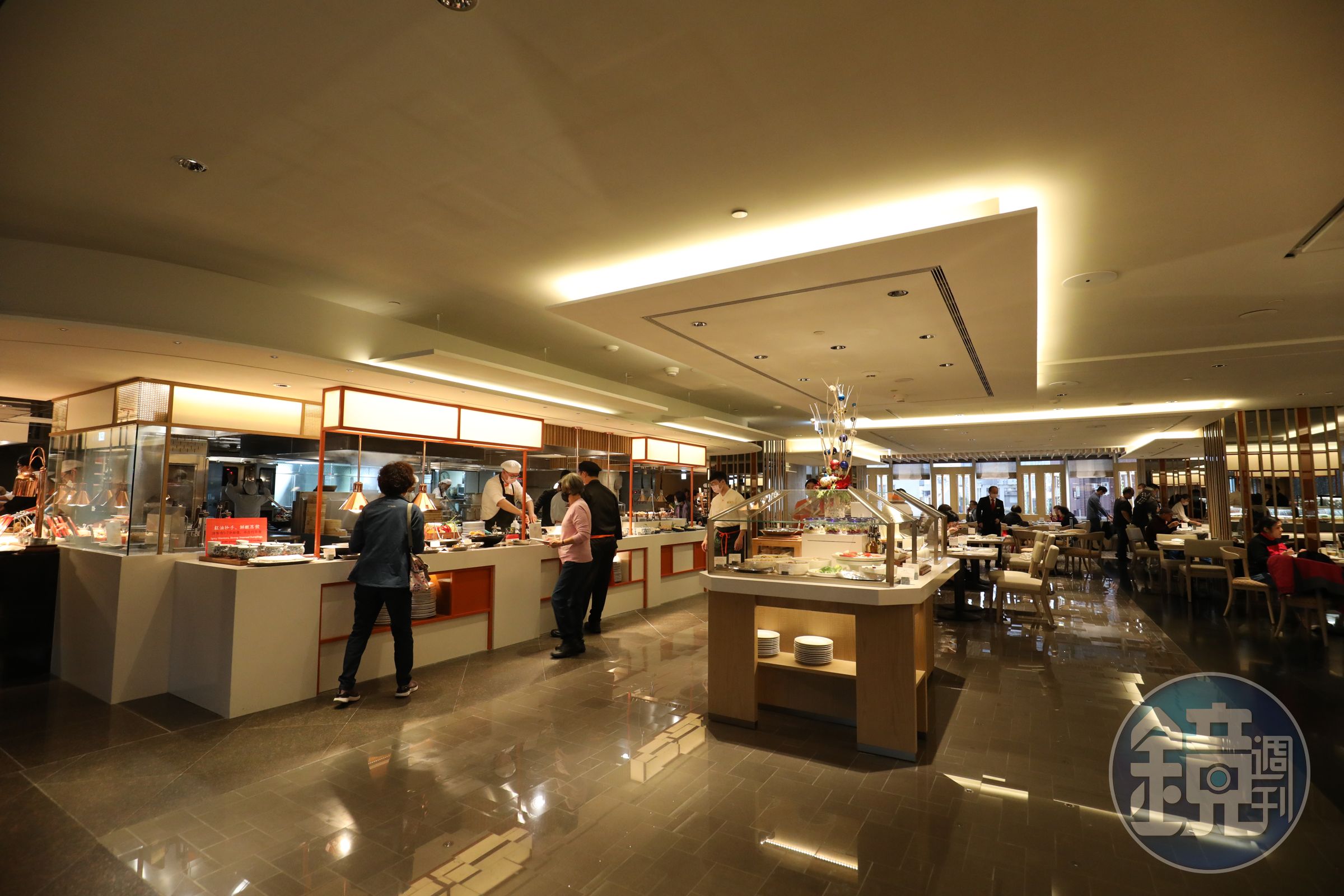 改裝後的用餐空間簡潔明亮，線條俐落大方。
