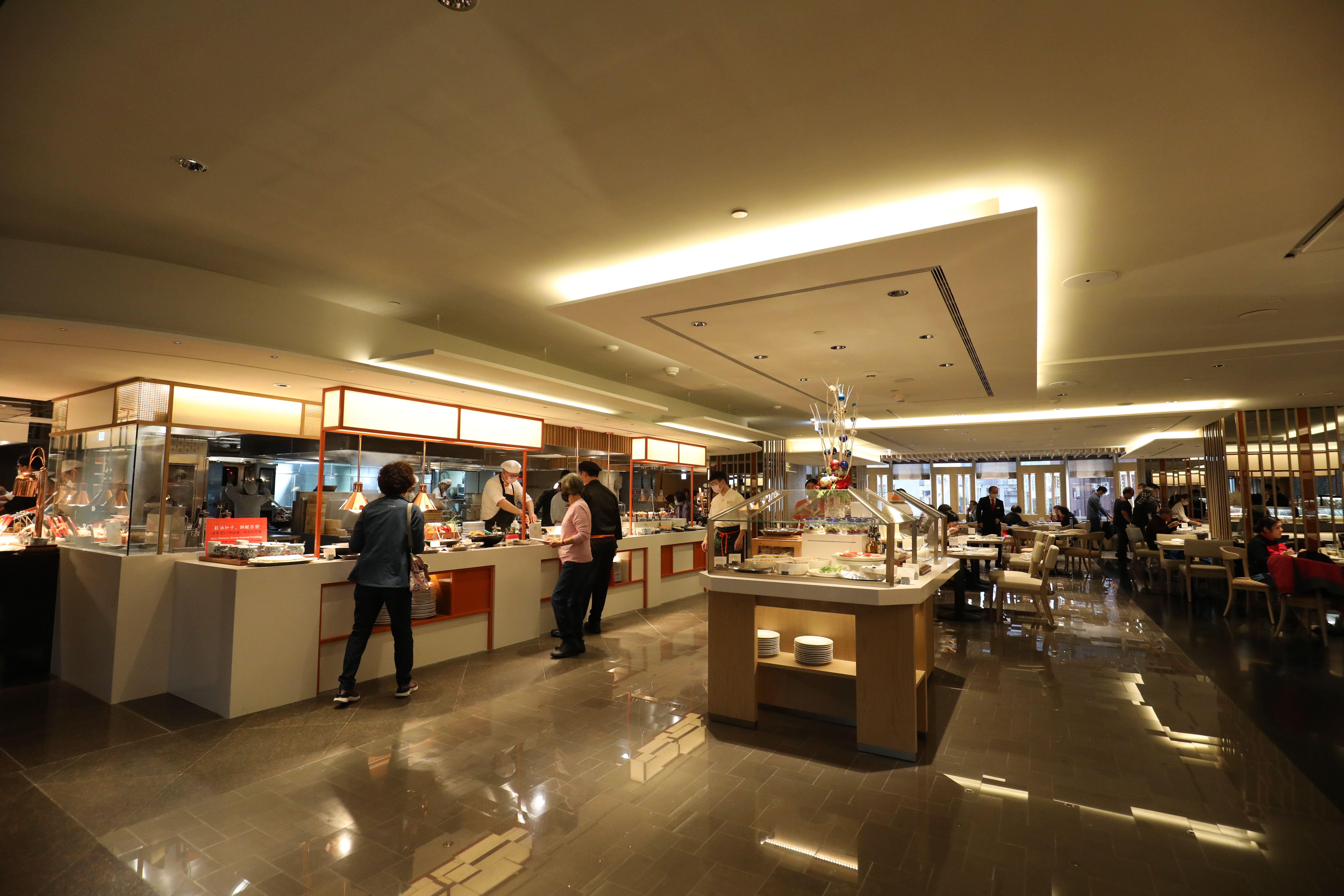 改裝後的用餐空間簡潔明亮，線條俐落大方。
