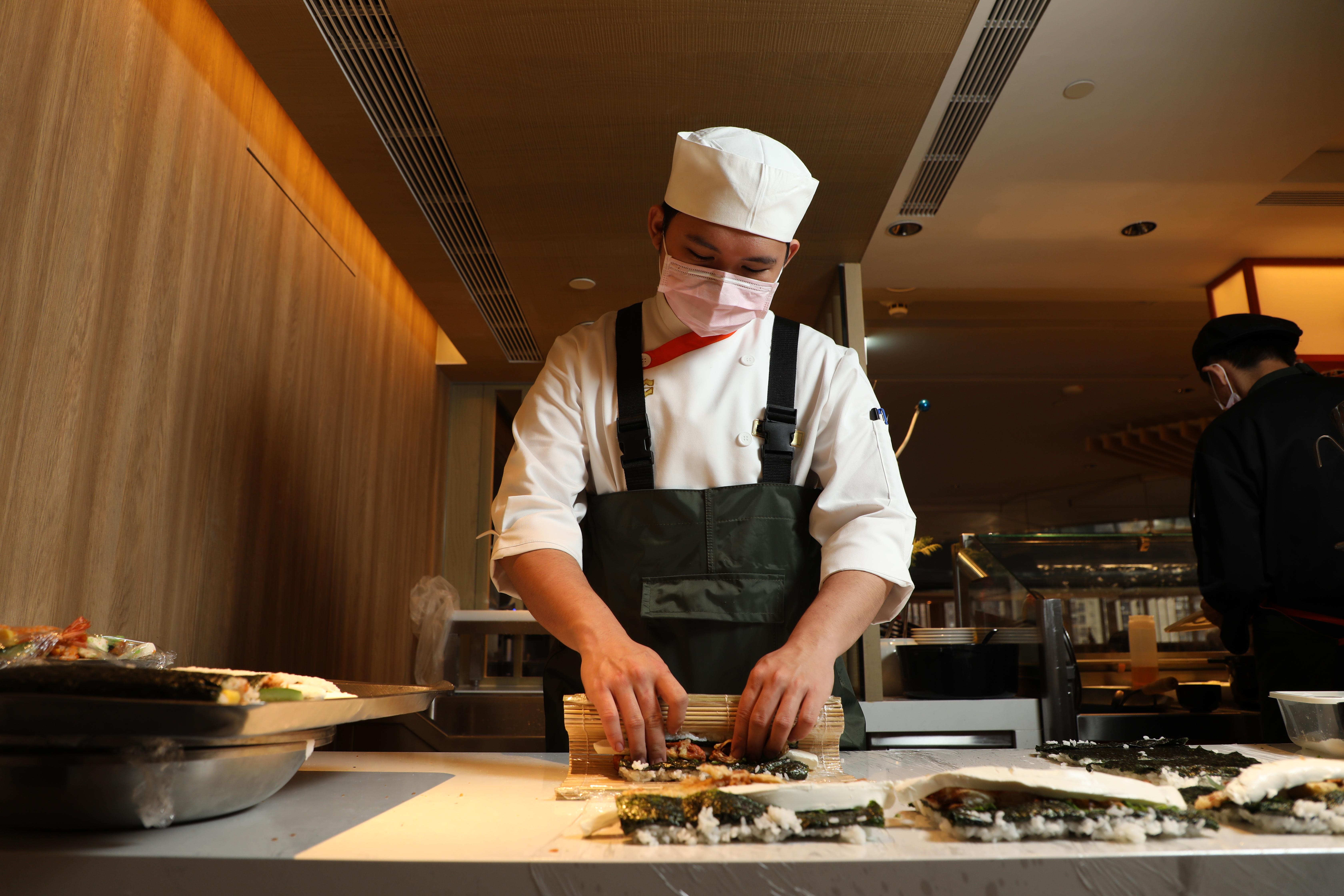 主廚特別設計鮭魚、鮪魚、酪梨玉子燒、蝦卵等4種飯捲。
