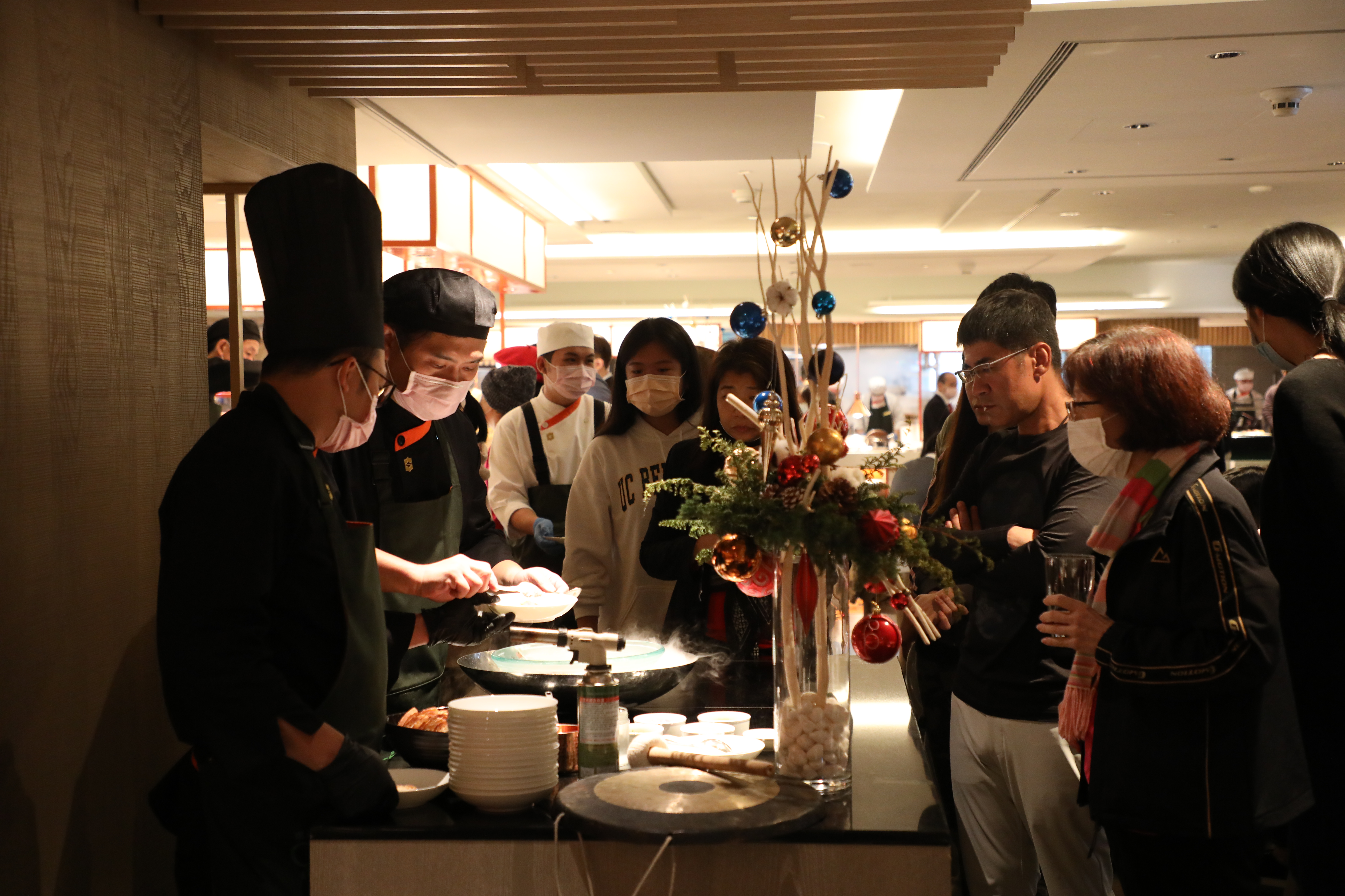 日式料理區前方會不定時敲鑼供應驚喜料理。
