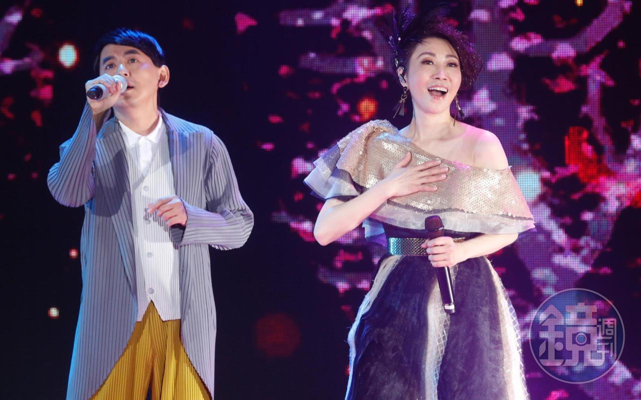 李翊君(右)演唱會的首場嘉賓邀來主持天王黃子佼(左),兩人對唱由黃子佼填詞的〈提醒〉。
