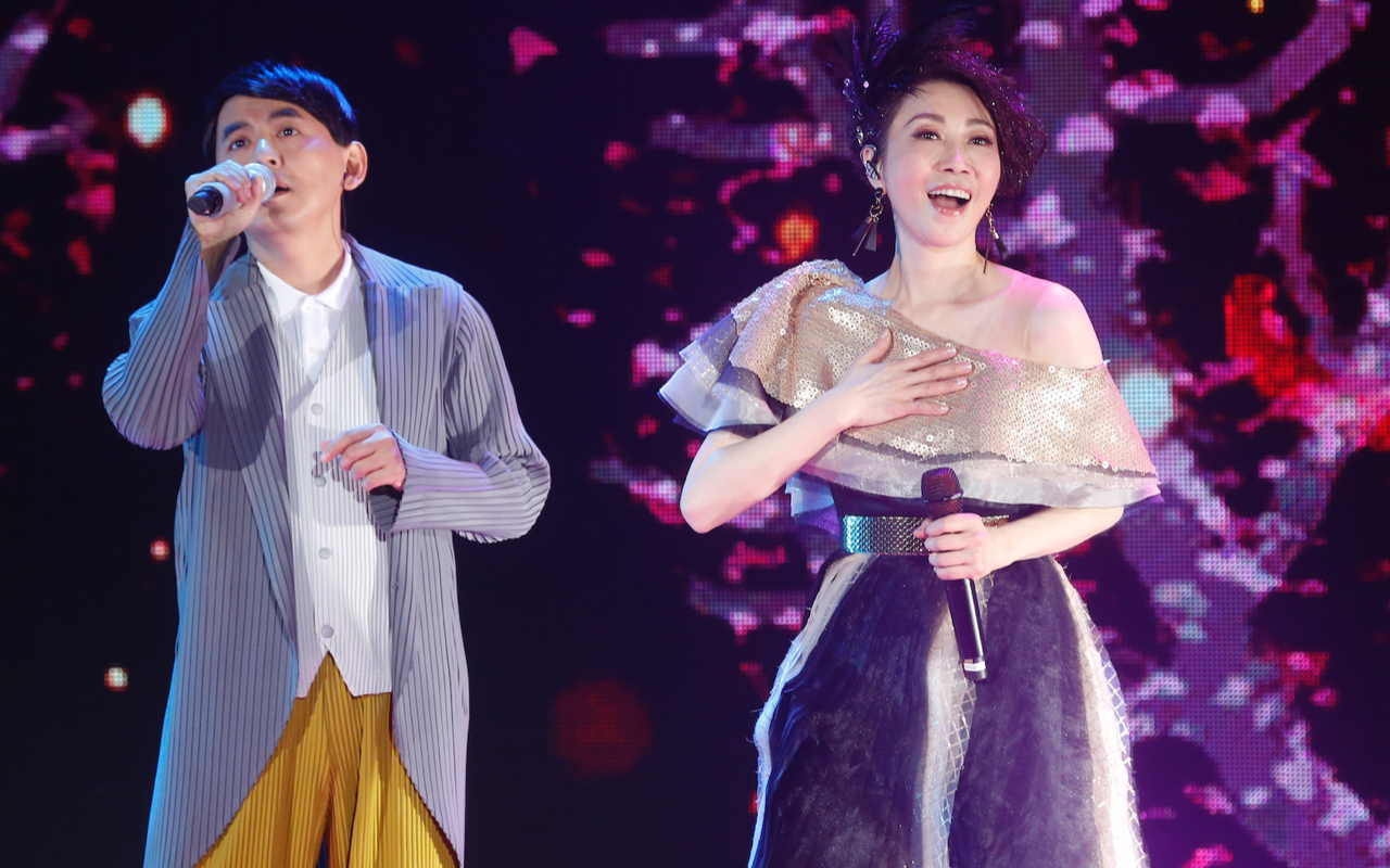 李翊君（右）演唱會的首場嘉賓邀來主持天王黃子佼（左），兩人對唱由黃子佼填詞的〈提醒〉。