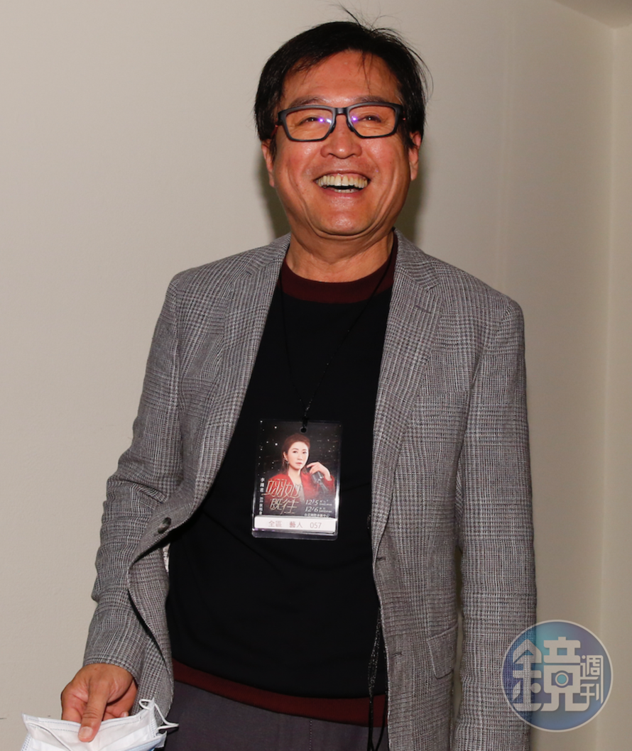 老公檢場現身力挺,兩人結婚26年,被問到見到老婆演出是否再次心動?他笑回:「還動啊~」