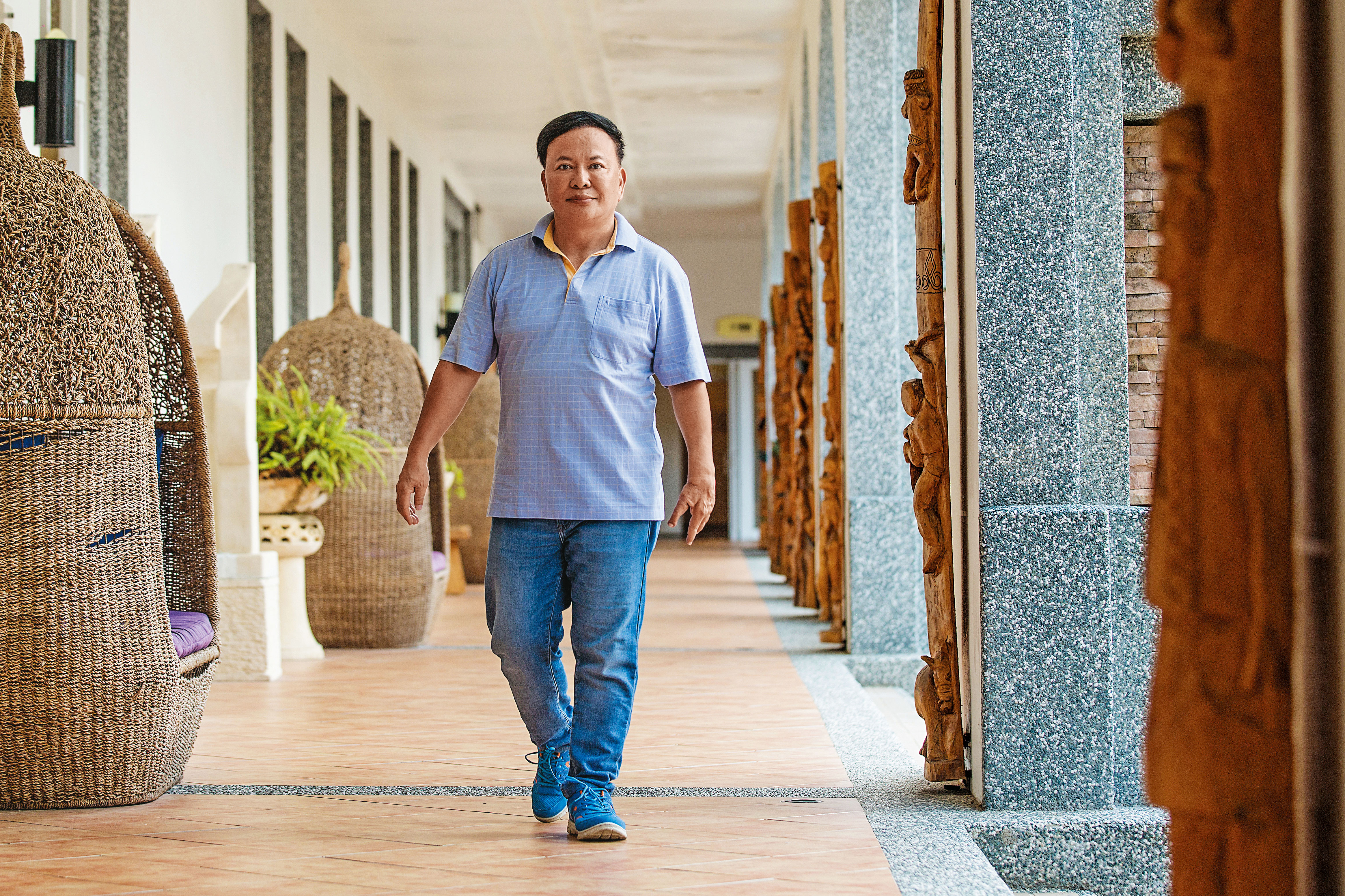 鄭越才當過武打演員和記者，憑著精準眼光與不怕死的精神，奮鬥成為飯店大亨。