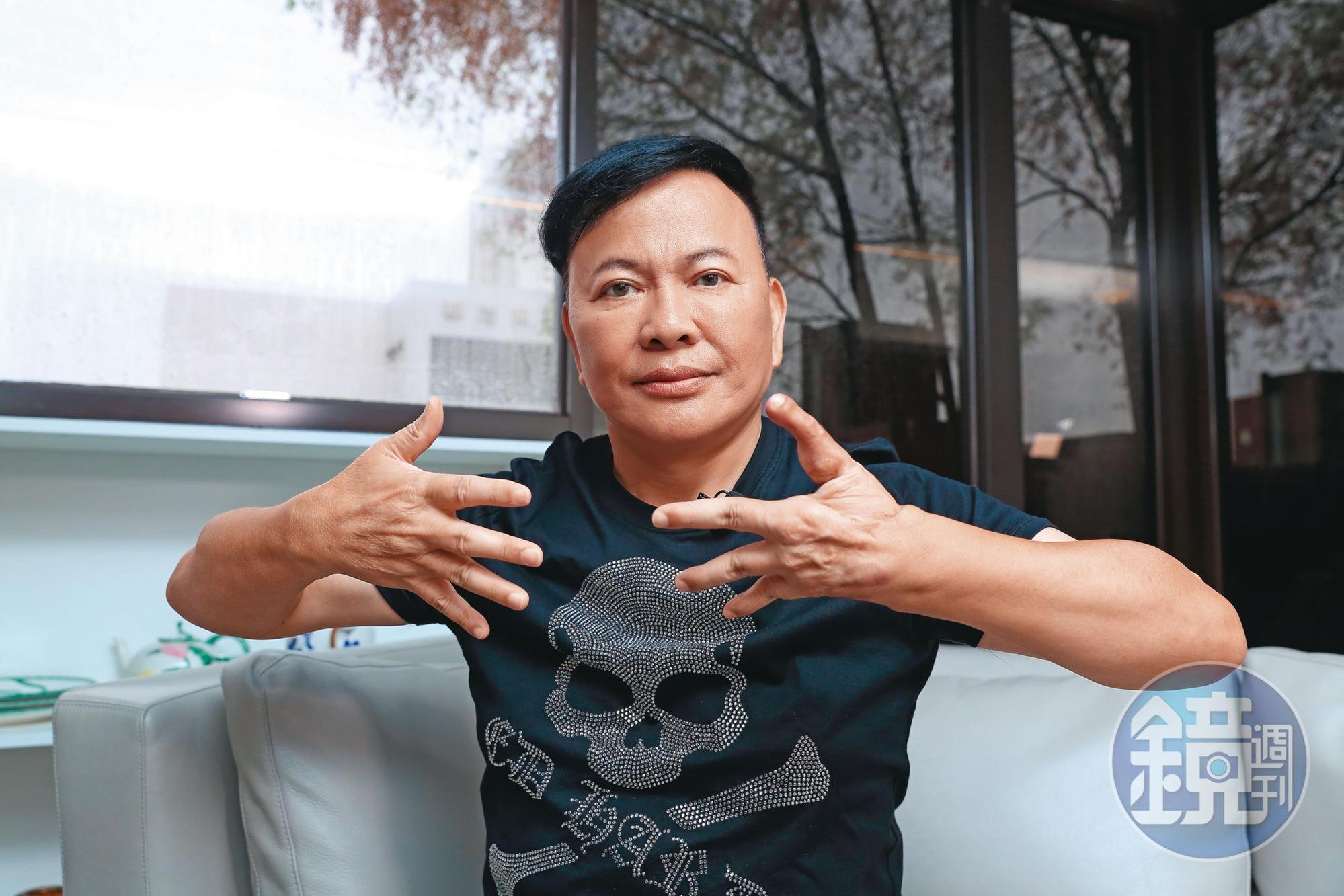 鄭越才國小畢業就因工傷絞斷左手2根指頭，3年前動手術將腳趾移植至手上，成為9指董事長。