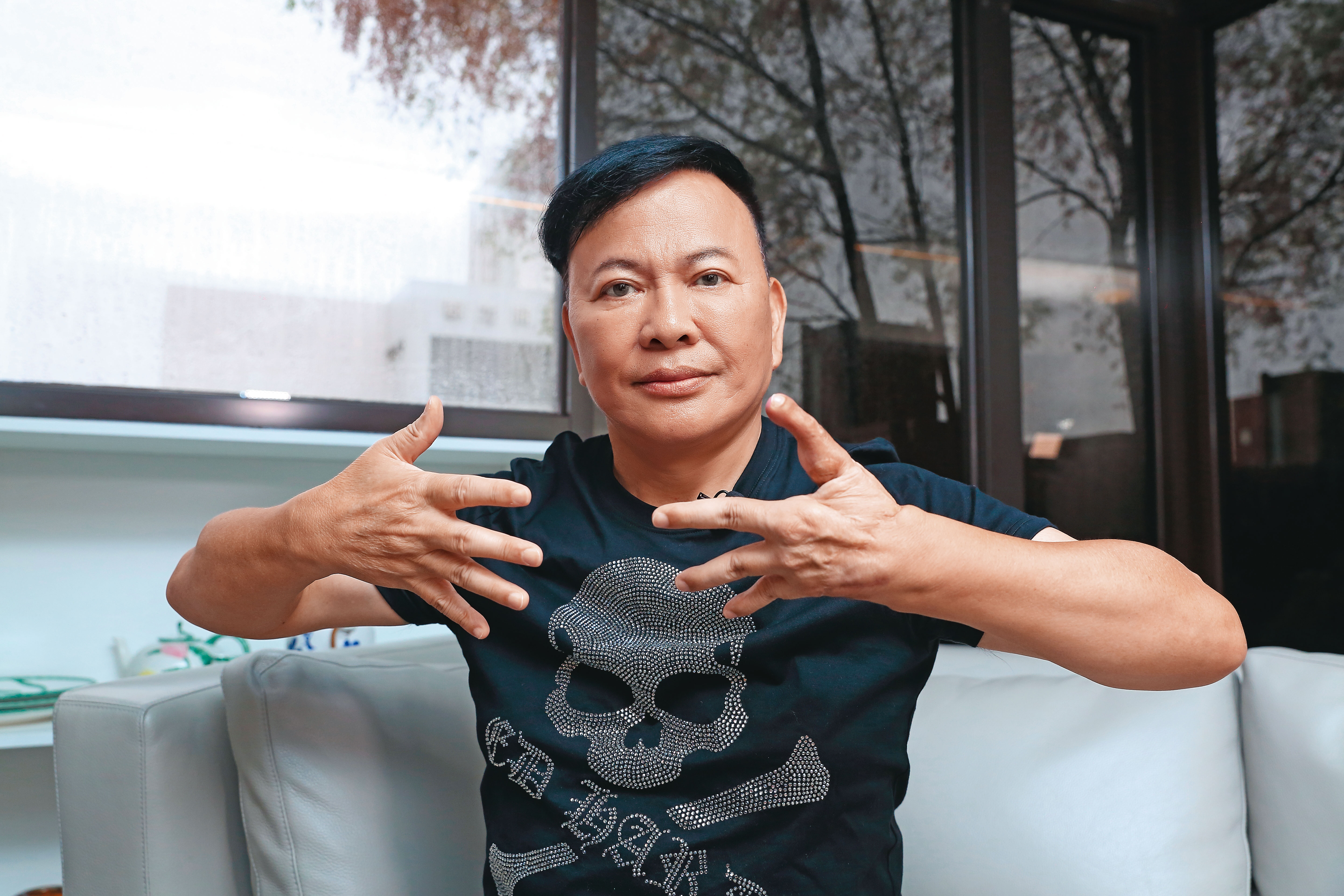 鄭越才國小畢業就因工傷絞斷左手2根指頭，3年前動手術將腳趾移植至手上，成為9指董事長。