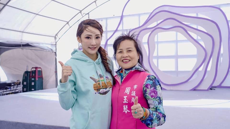 徐瑋婷參訪2020桃園仙草花節，訪問桃園市議員周玉琴。（延康國際提供）