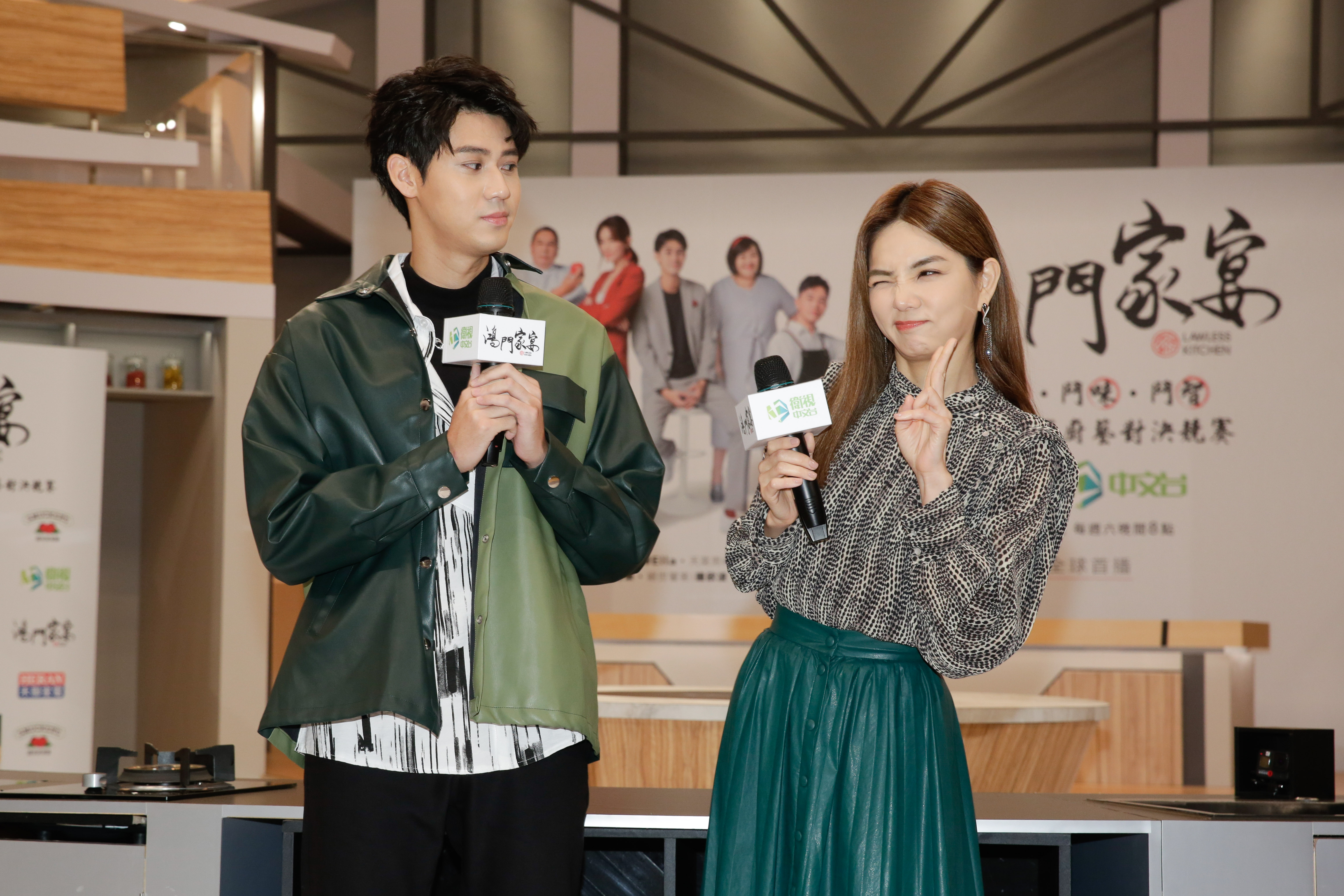 Ella和李玉璽搭檔主持衛視新料理競賽節目《鴻門家宴》。