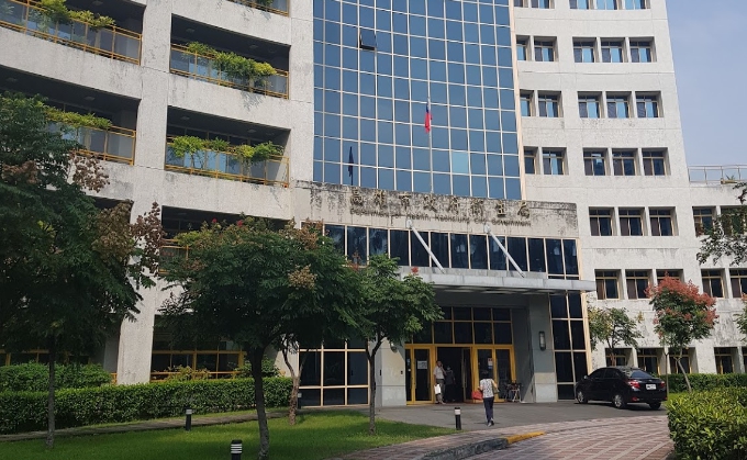 隨著境外移入個案攀升，高雄市衛生局加強居家檢疫者的管理與稽查；圖為高雄市衛生局。（翻攝自Google Map）