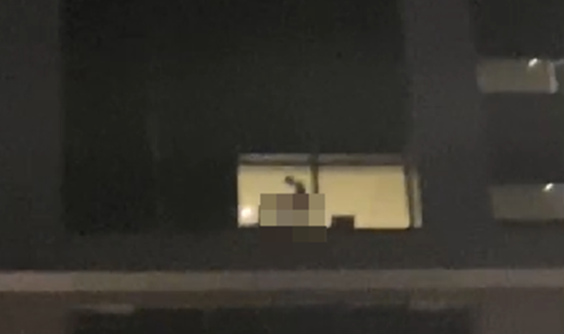 一對大膽的男女在青山王遶境慶典舉行時，在一旁的飯店窗戶旁直接上演活春宮。（翻攝自臉書）