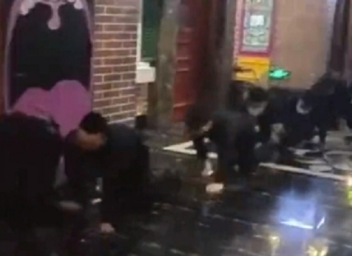 中國吉林一間KTV因業績未達標，店長竟帶頭和十多名員工一起跪地爬行。（翻攝微博）