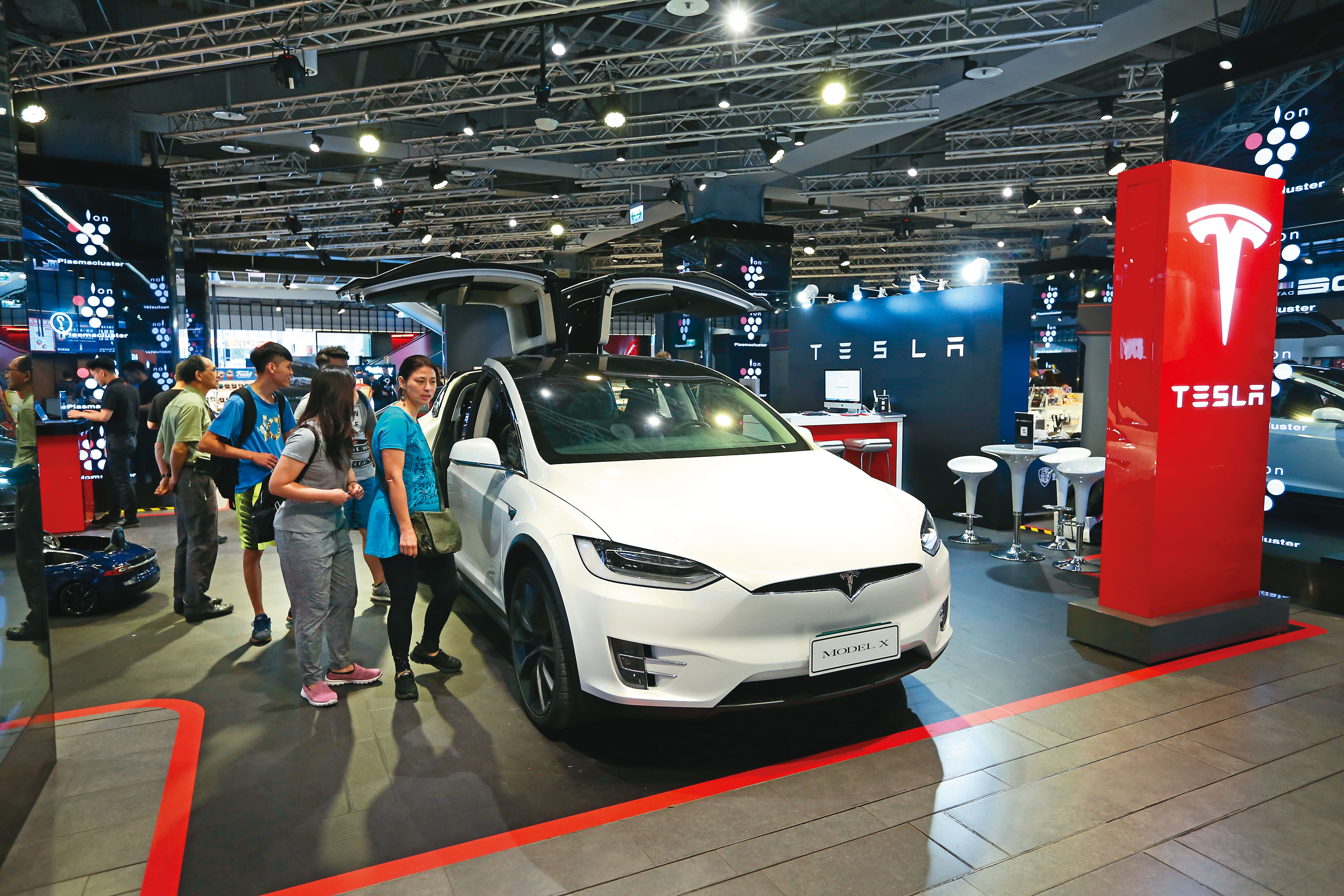 5G、AI、電動車等為未來趨勢，投資人可將科技型ETF納入組合中。