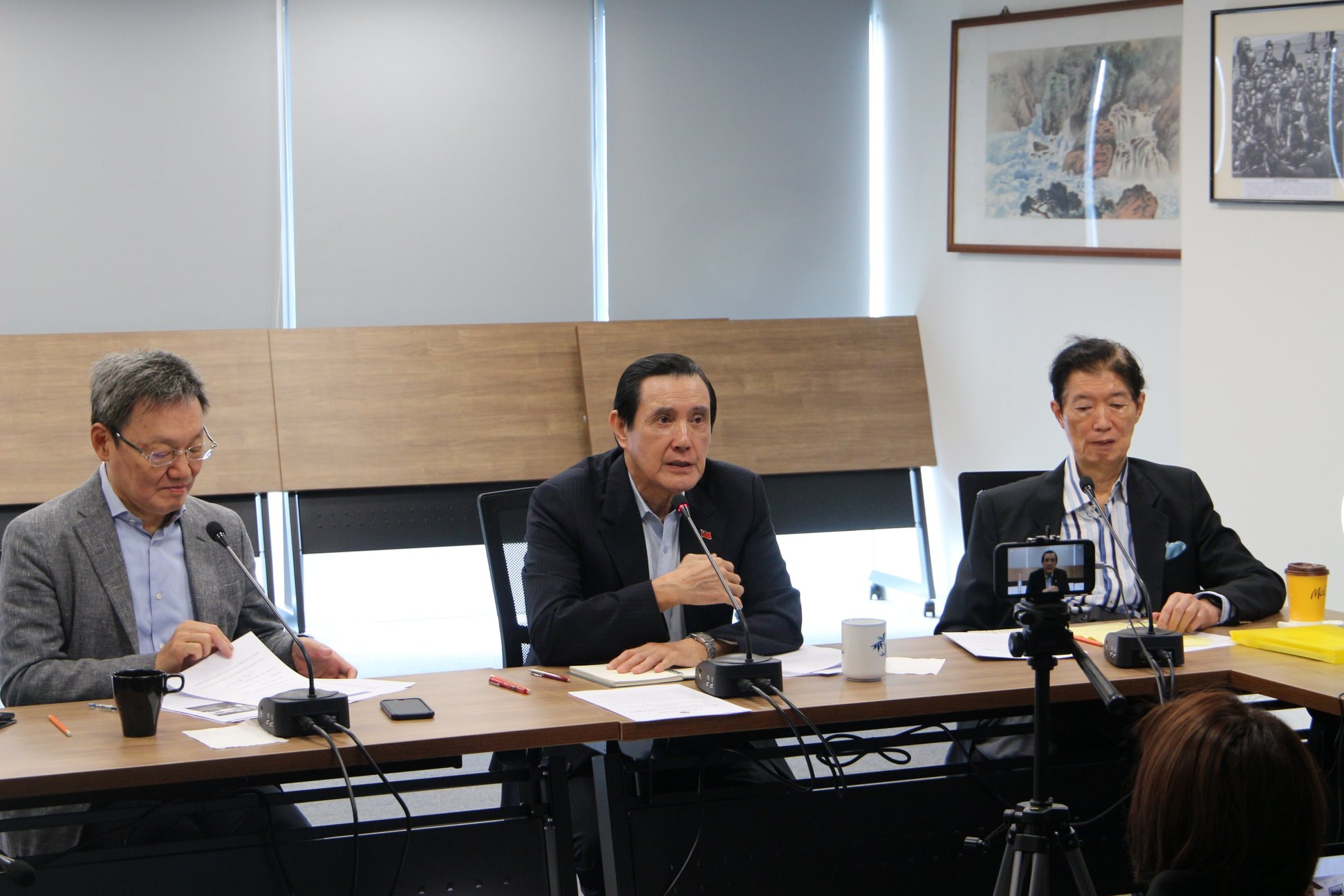 前總統馬英九與民主黨前官員視訊會談，前國安會祕書長蘇起、前駐美代表沈呂巡、立委陳以信等人也出席。（翻攝自馬英九臉書）