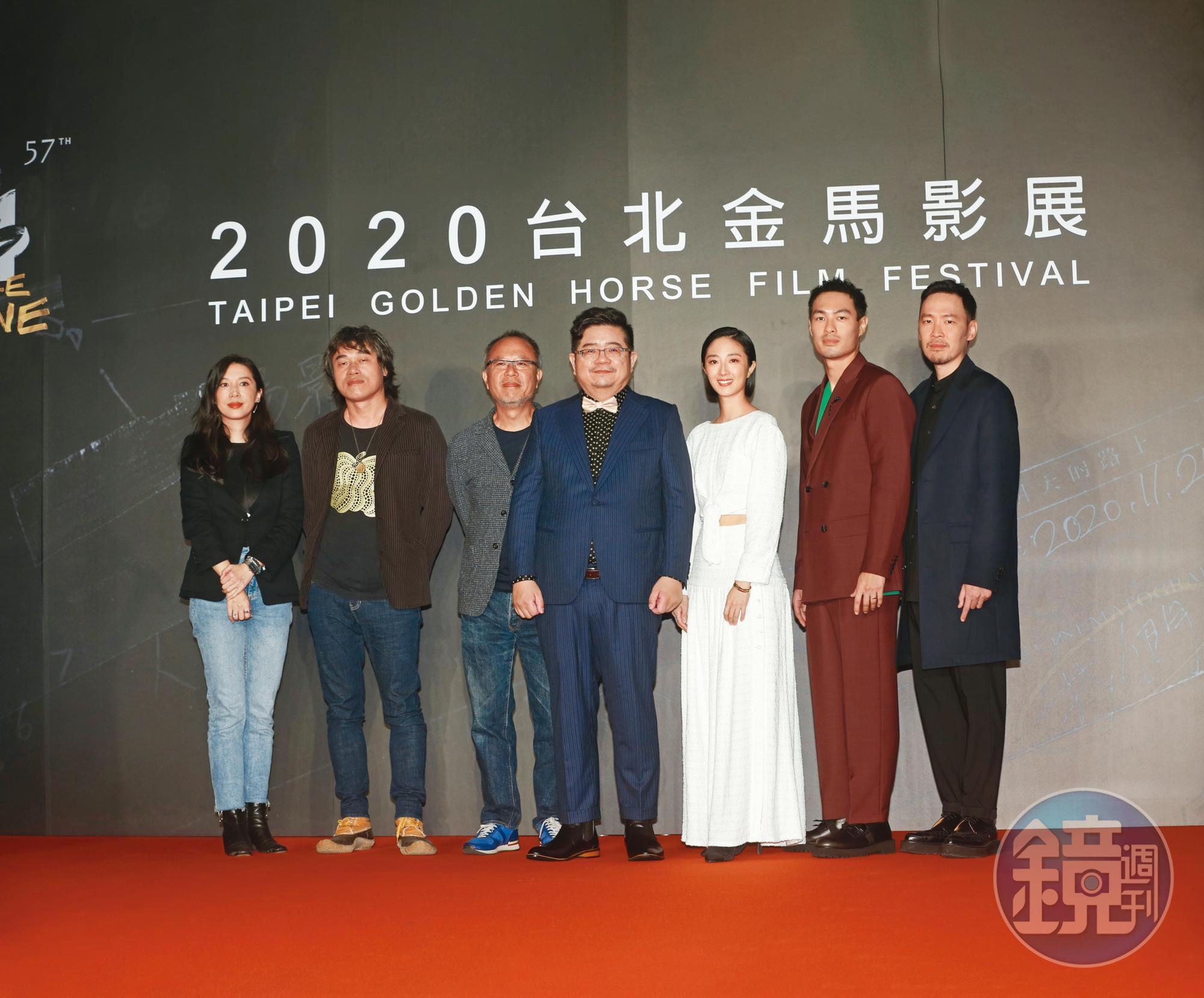 演員張少懷（右起）、楊祐寧和桂綸鎂，偕同導演張耀升、監製鍾孟宏、美術指導趙思豪與造型設計許力文出席金馬影展開幕放映。