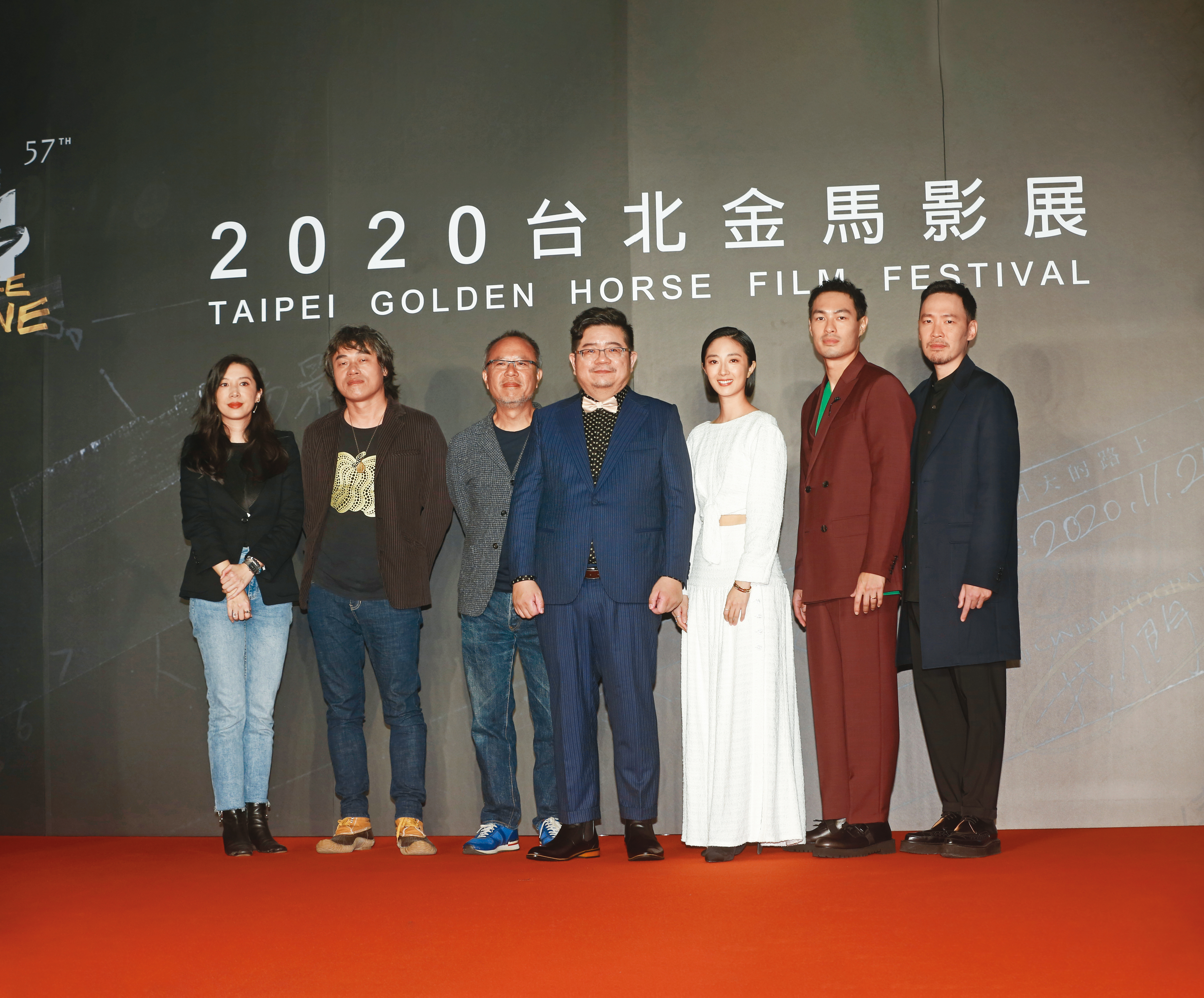 演員張少懷（右起）、楊祐寧和桂綸鎂，偕同導演張耀升、監製鍾孟宏、美術指導趙思豪與造型設計許力文出席金馬影展開幕放映。