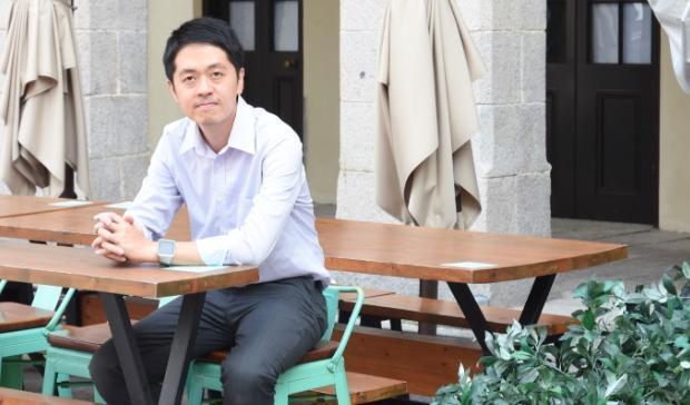 香港前立法會前議員許智峯日前宣布退出民主黨並流亡海外,但家人及他本人帳戶卻遭凍結。(翻攝許智峯臉書)