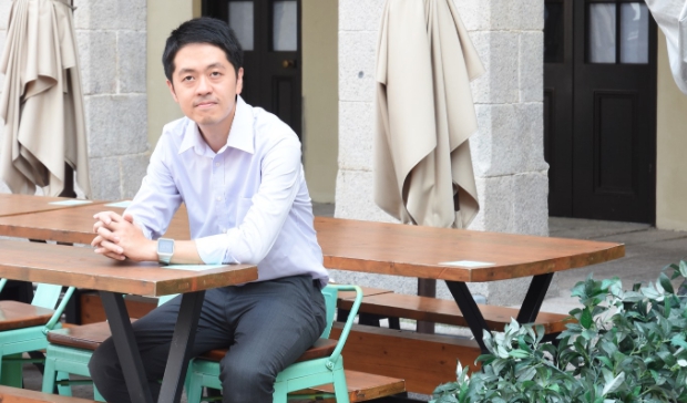 香港前立法會前議員許智峯日前宣布退出民主黨並流亡海外，但家人及他本人帳戶卻遭凍結。（翻攝許智峯臉書）