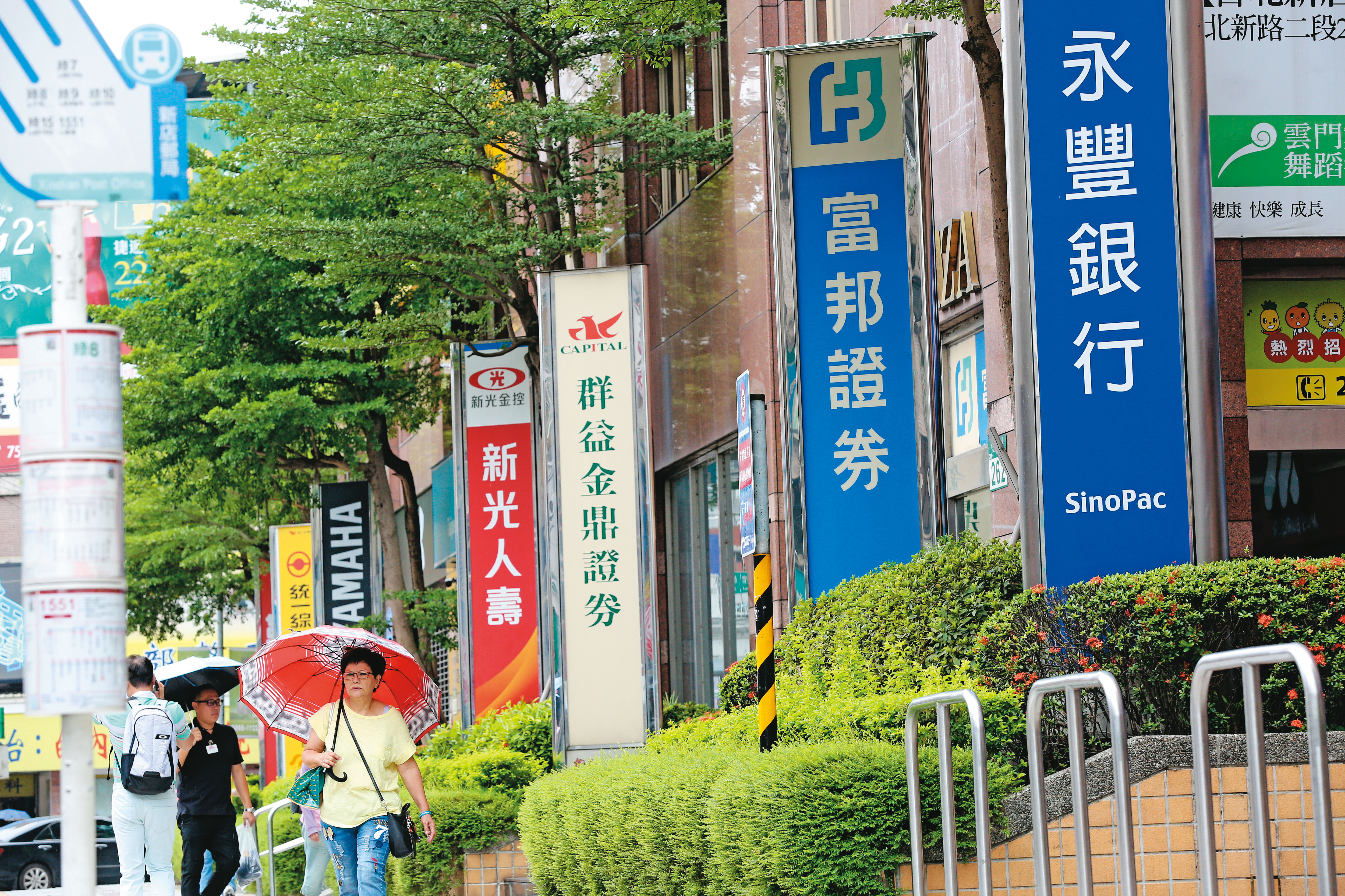 理專弊案頻傳,無論金管會如何對銀行下重手,保全之道仍是回到客戶自己,是否能負起個人資產的保管責任。