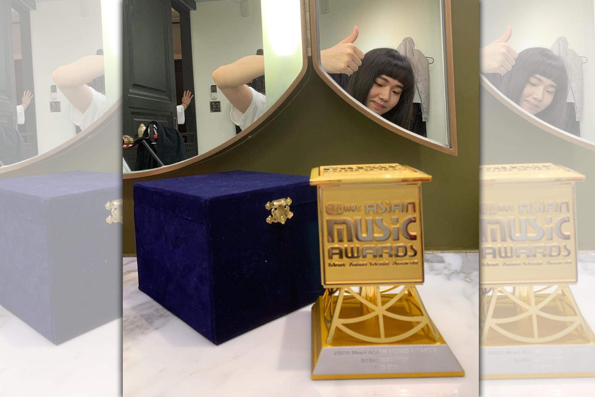 持修透過IG曬出與獎盃的合照比讚,還笑稱:「與國際接軌了!」(翻攝自持修IG)