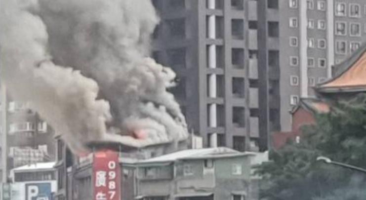 遶境最後一哩路卻傳出隊伍經過後沒多久民宅就竄出火舌與濃煙。(翻攝自臉書我是萬華人)