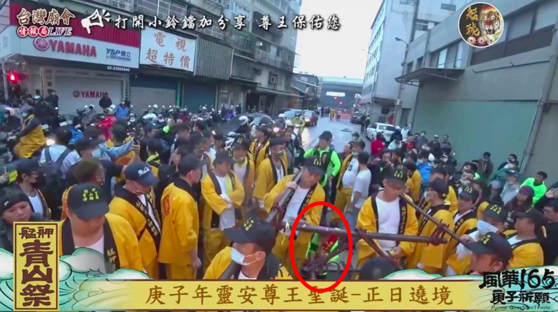 遶境隊伍沿街傳出民宅火警,讓值東爐主淚求別再放鞭炮。(翻攝自艋舺青山王臉書)